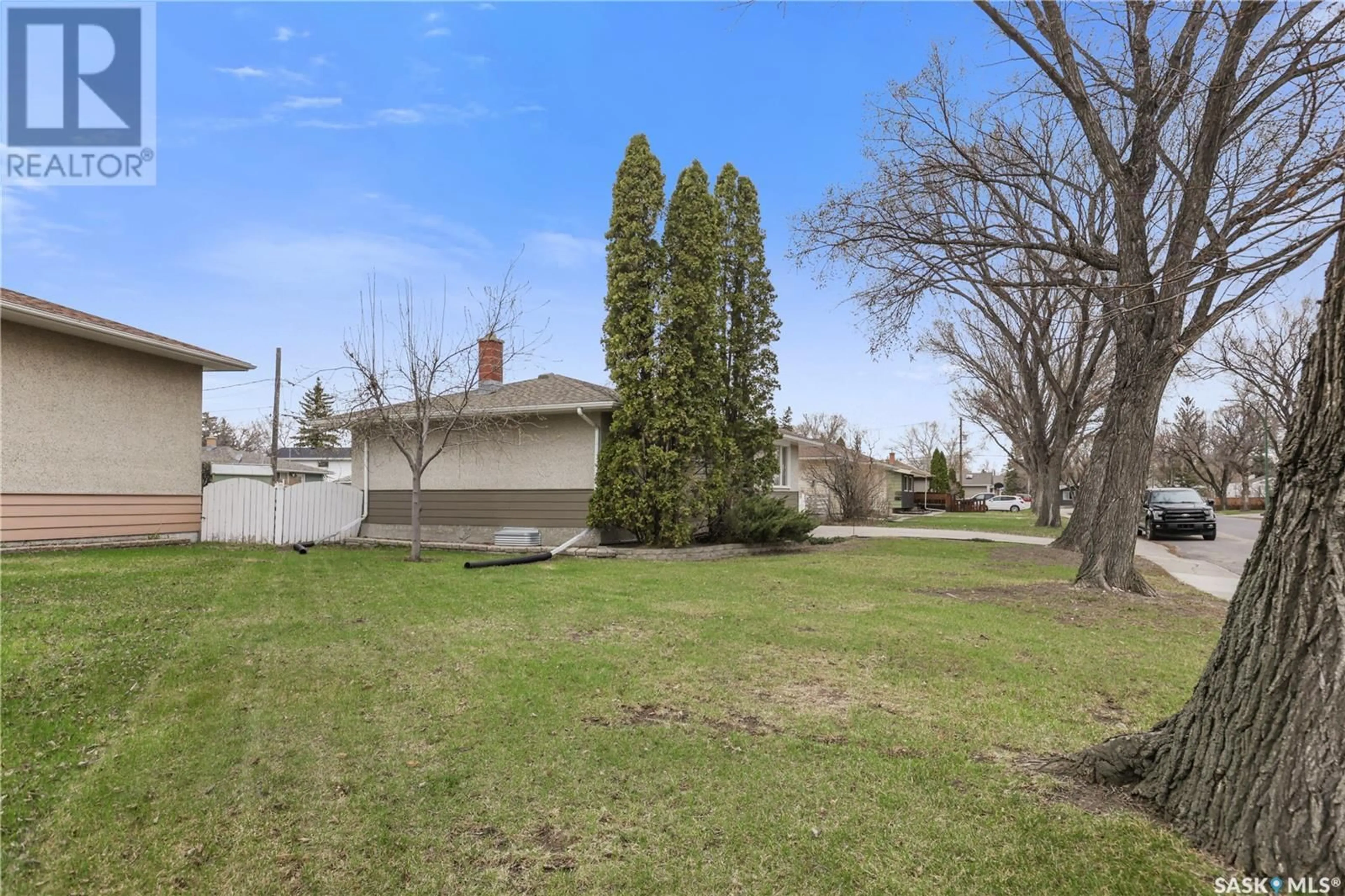 Patio, street for 18 HALLERAN CRESCENT, Regina Saskatchewan S4R3Z4
