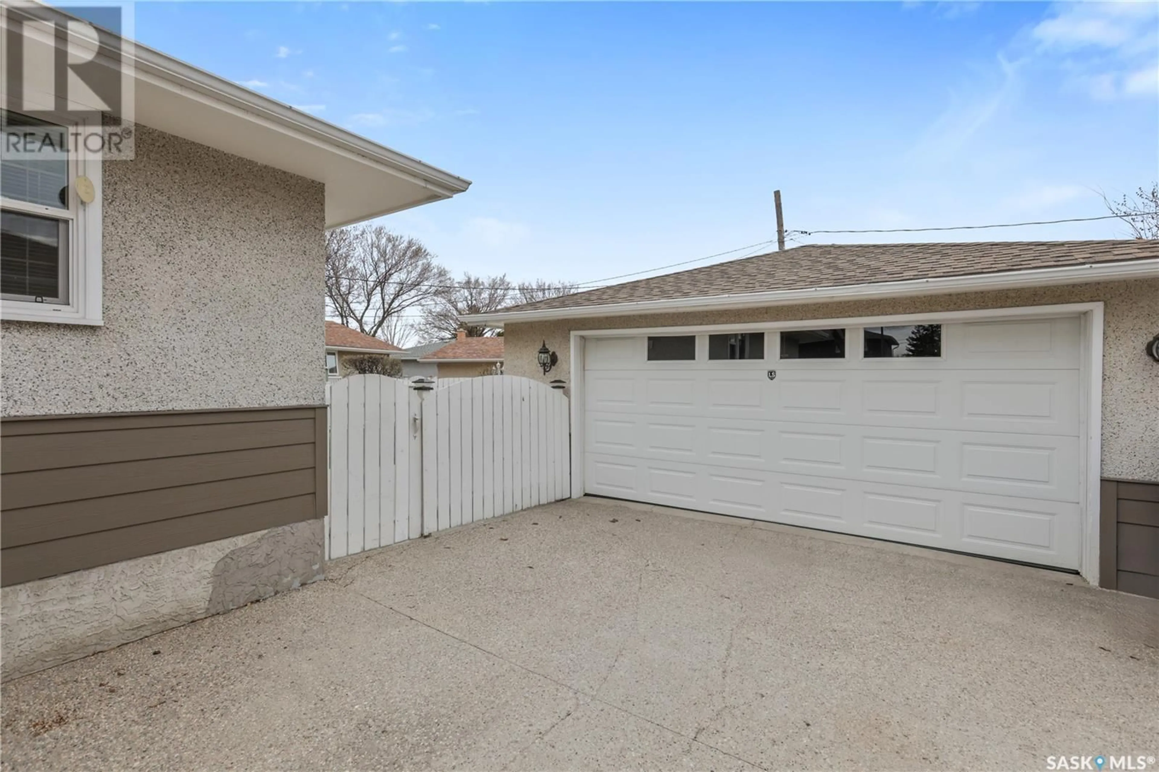 Indoor garage for 18 HALLERAN CRESCENT, Regina Saskatchewan S4R3Z4