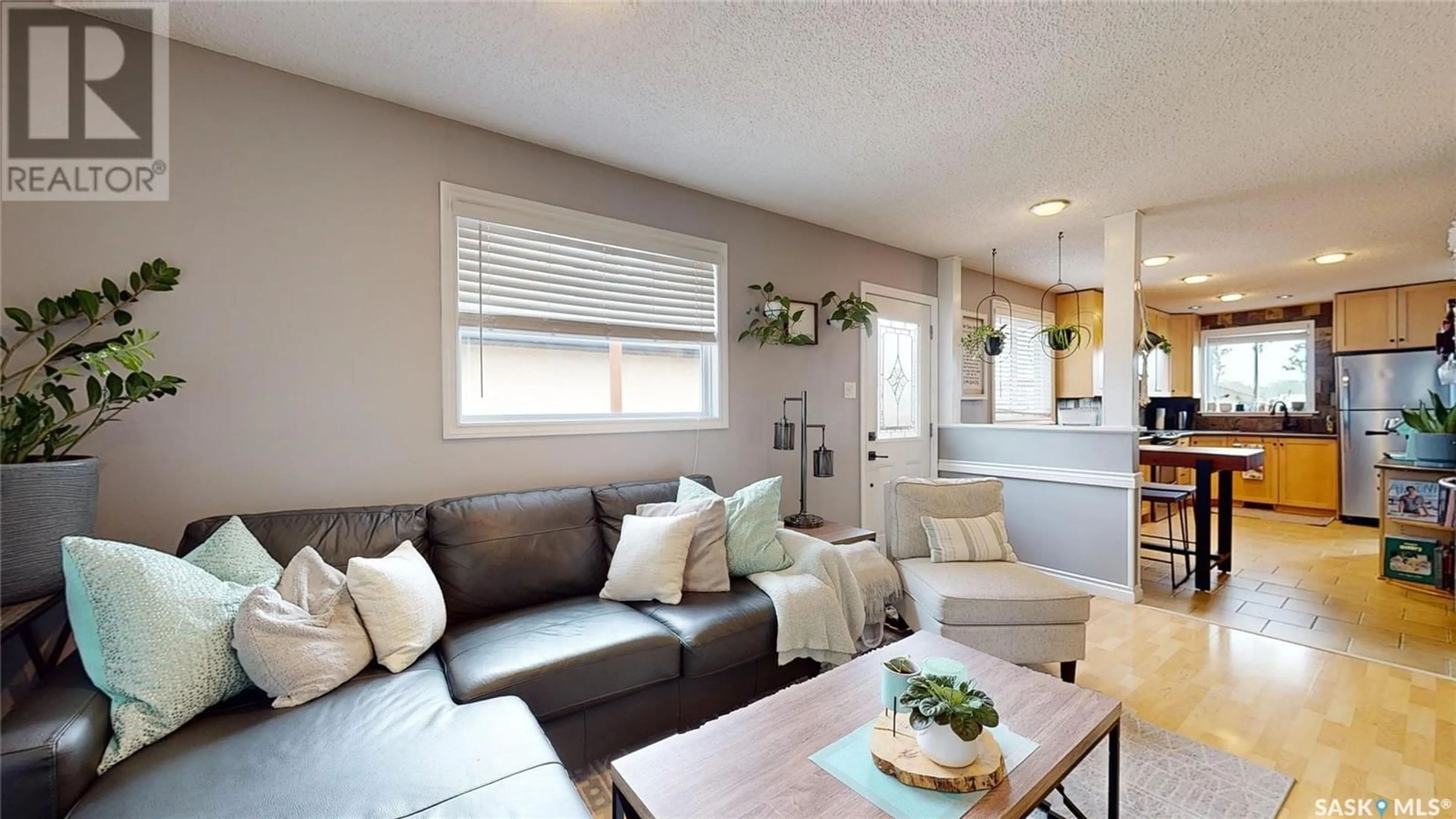 Living room with furniture, wood/laminate floor for 1027 DOROTHY STREET, Regina Saskatchewan S4X1E8