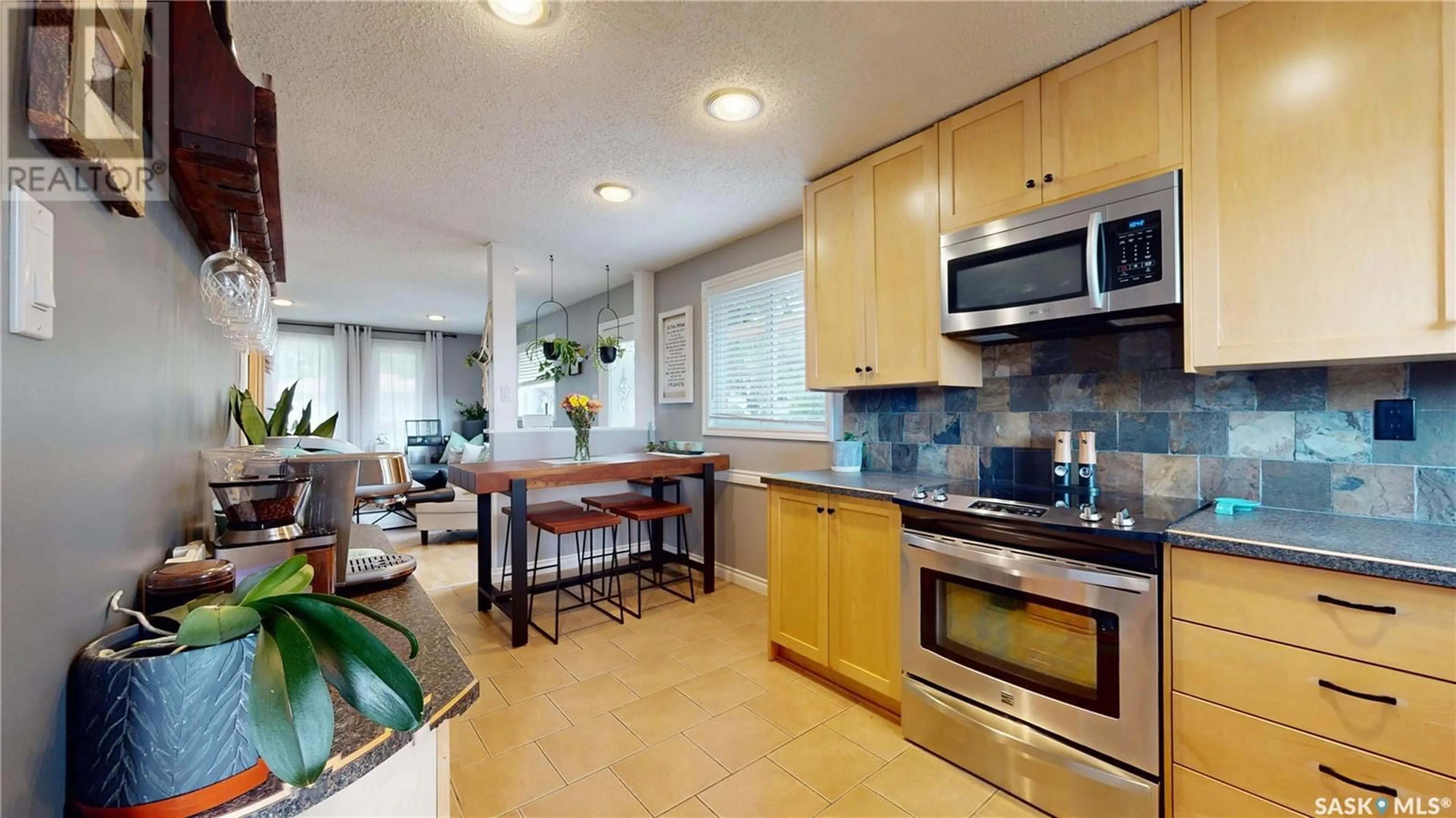 Open concept kitchen, ceramic/tile floor for 1027 DOROTHY STREET, Regina Saskatchewan S4X1E8