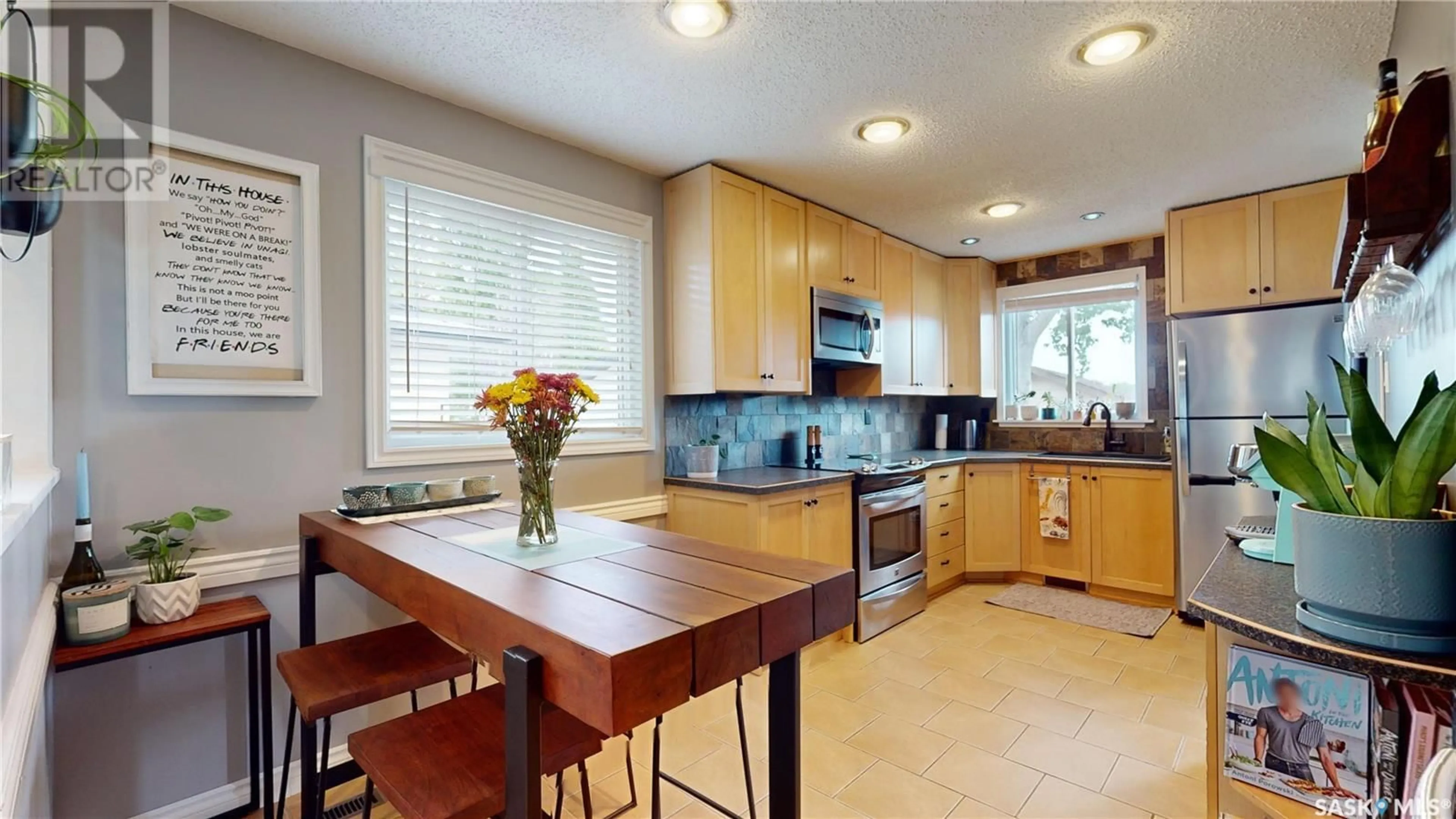 Open concept kitchen, ceramic/tile floor for 1027 DOROTHY STREET, Regina Saskatchewan S4X1E8