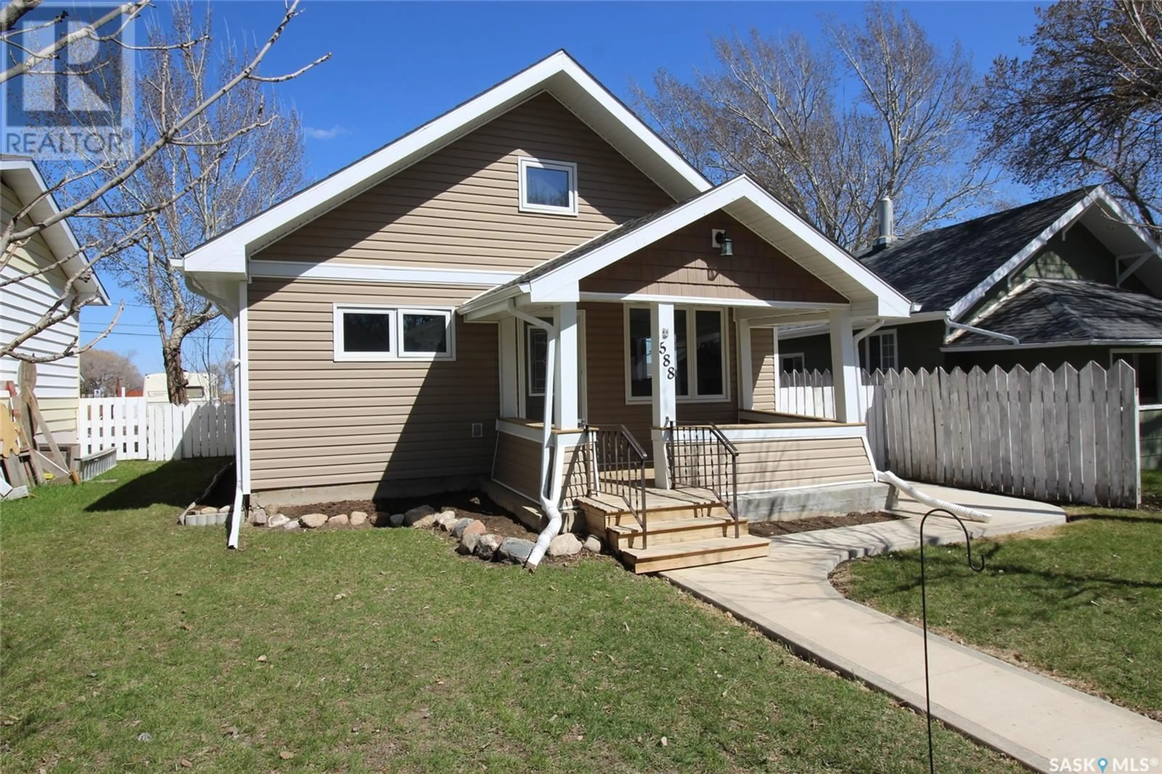 Home with vinyl exterior material, street for 588 3RD STREET, Shaunavon Saskatchewan S0N2M0