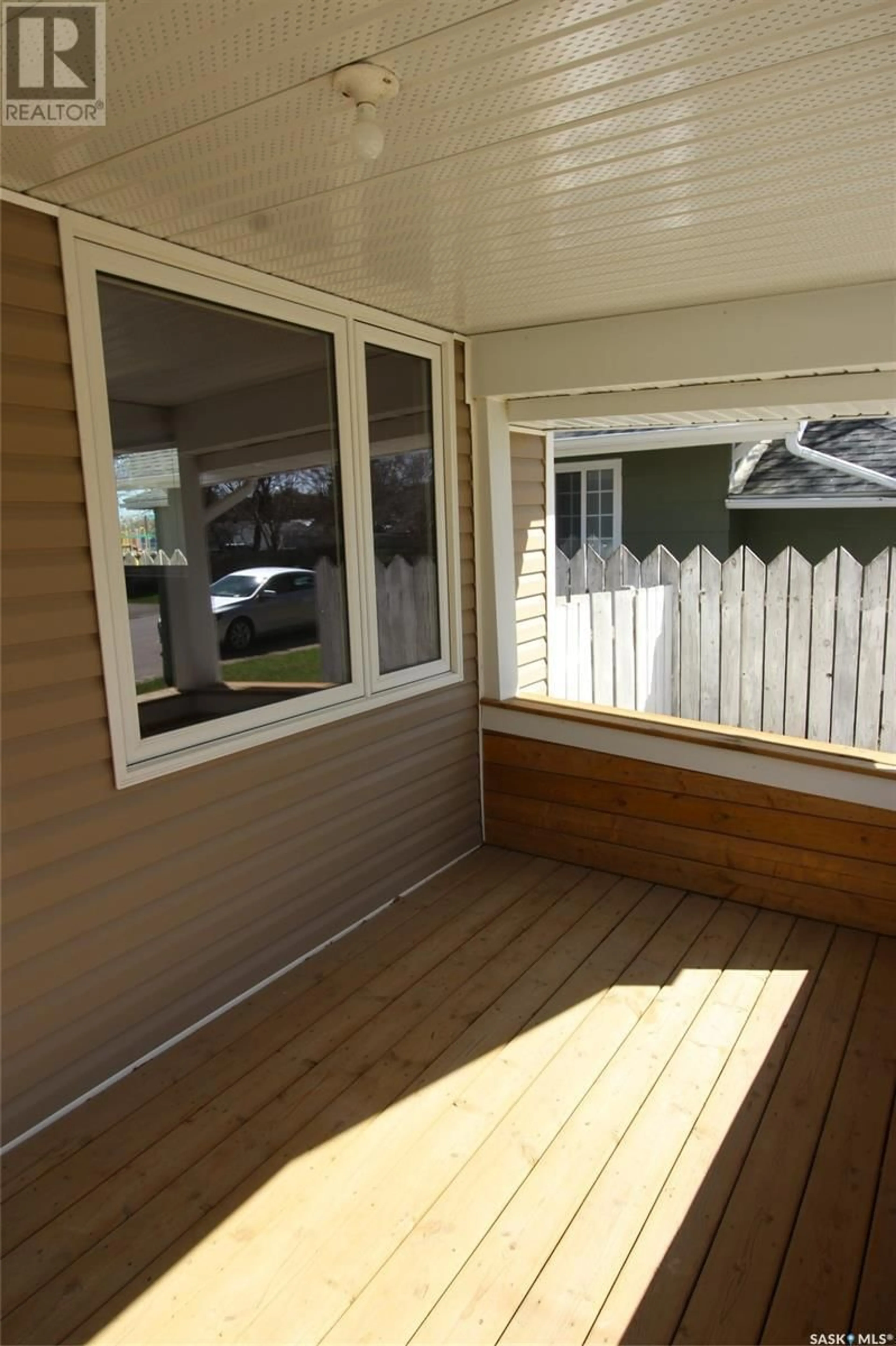 Patio, street for 588 3RD STREET, Shaunavon Saskatchewan S0N2M0