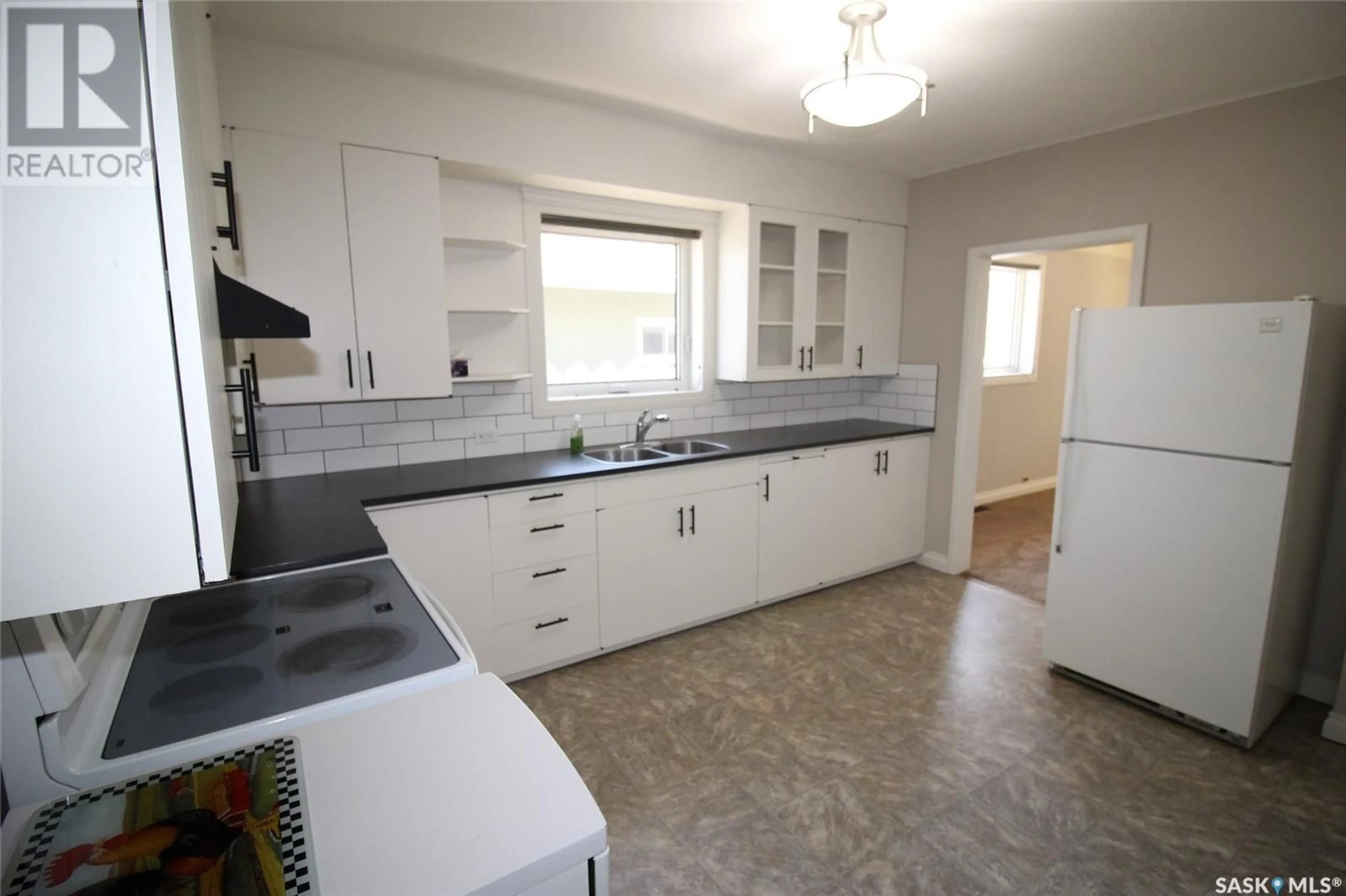 Standard kitchen, unknown for 588 3RD STREET, Shaunavon Saskatchewan S0N2M0