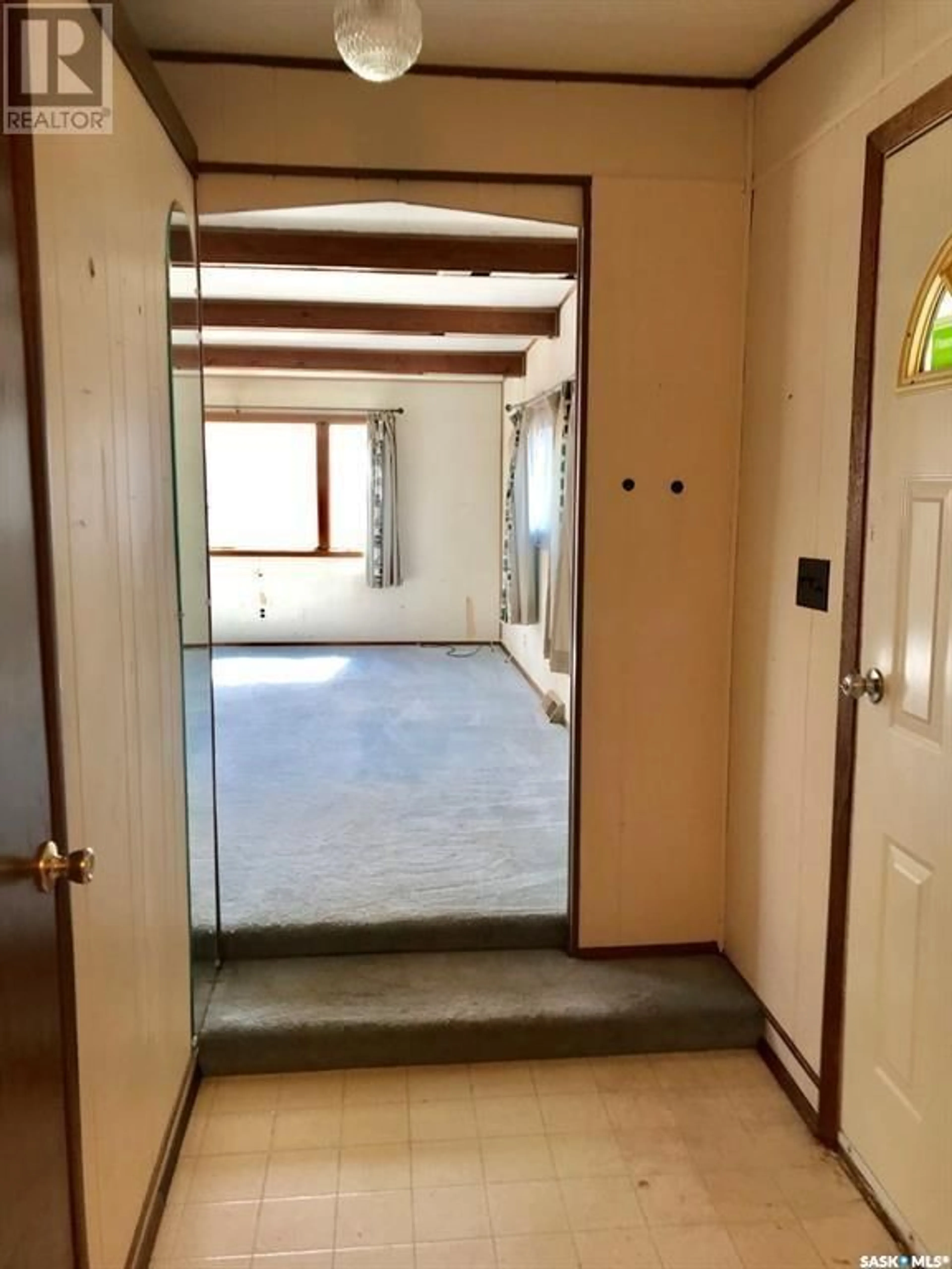 Indoor foyer for 832 BERYL AVENUE, Oxbow Saskatchewan S0C2B0