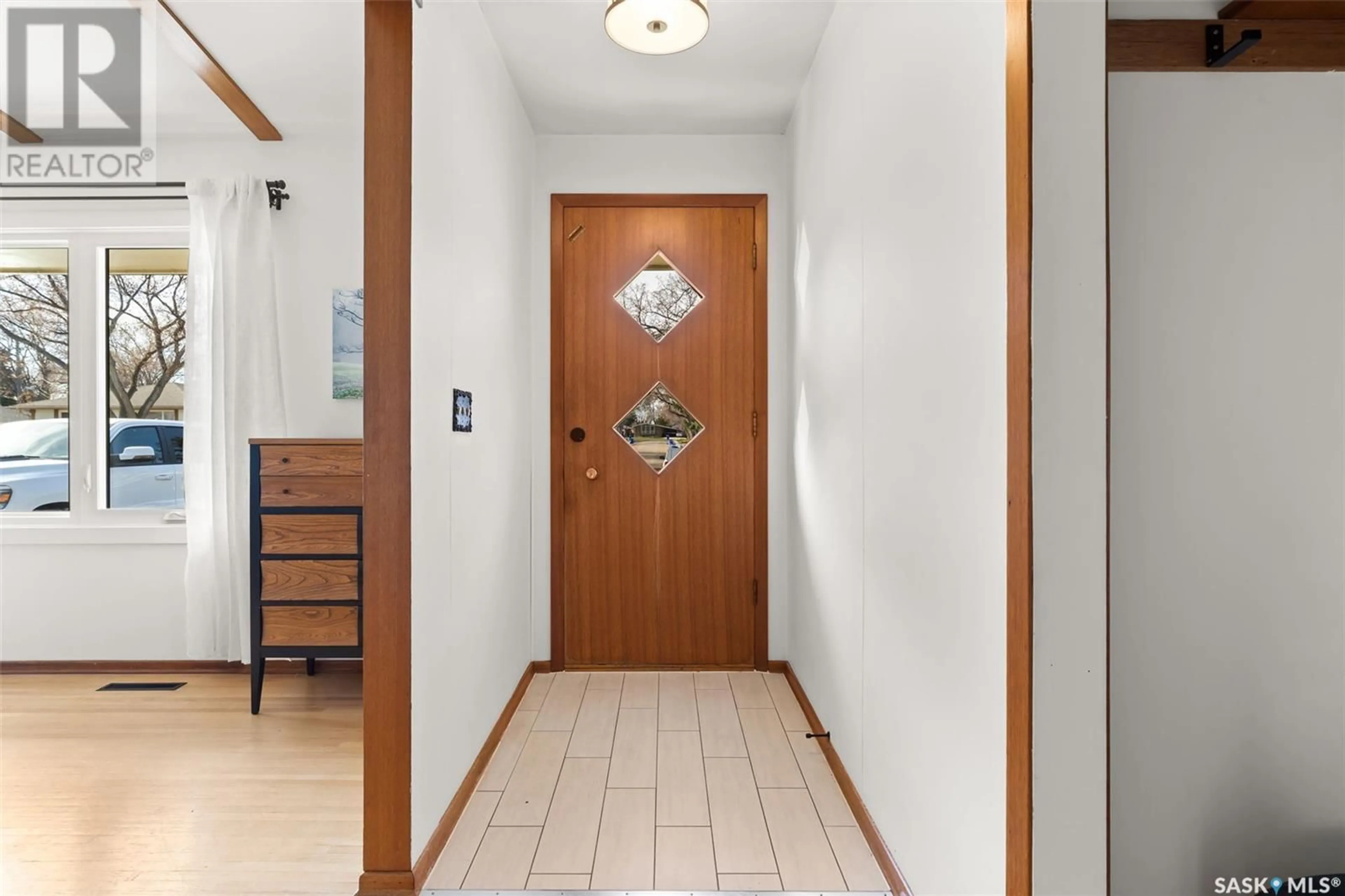 Indoor entryway for 18 MILLAR CRESCENT, Regina Saskatchewan S4S1N2