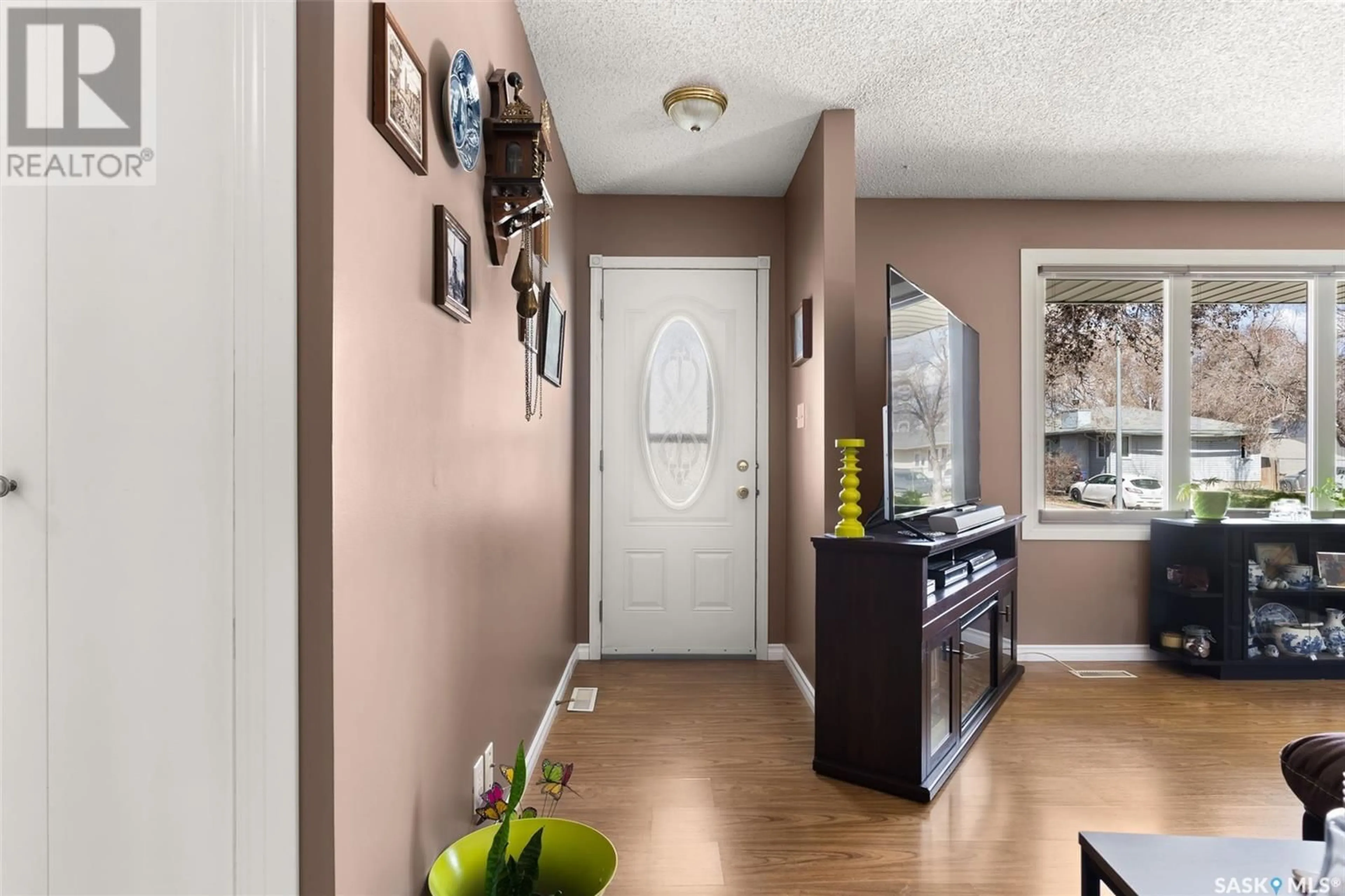 Indoor entryway for 31 VERNON CRESCENT, Regina Saskatchewan S4R7S8