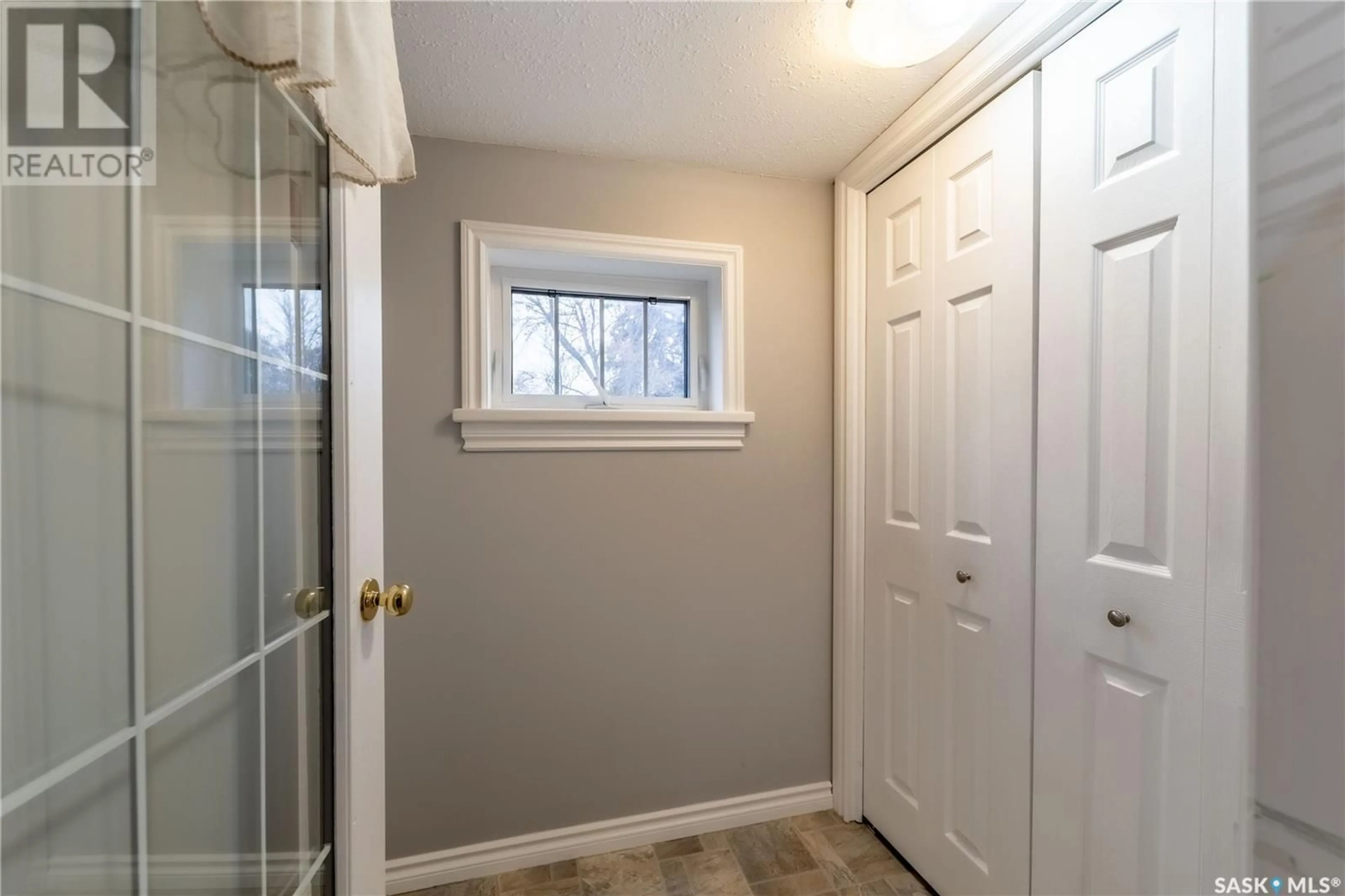 Indoor entryway for 1115 HENLEAZE AVENUE, Moose Jaw Saskatchewan S6H3V8