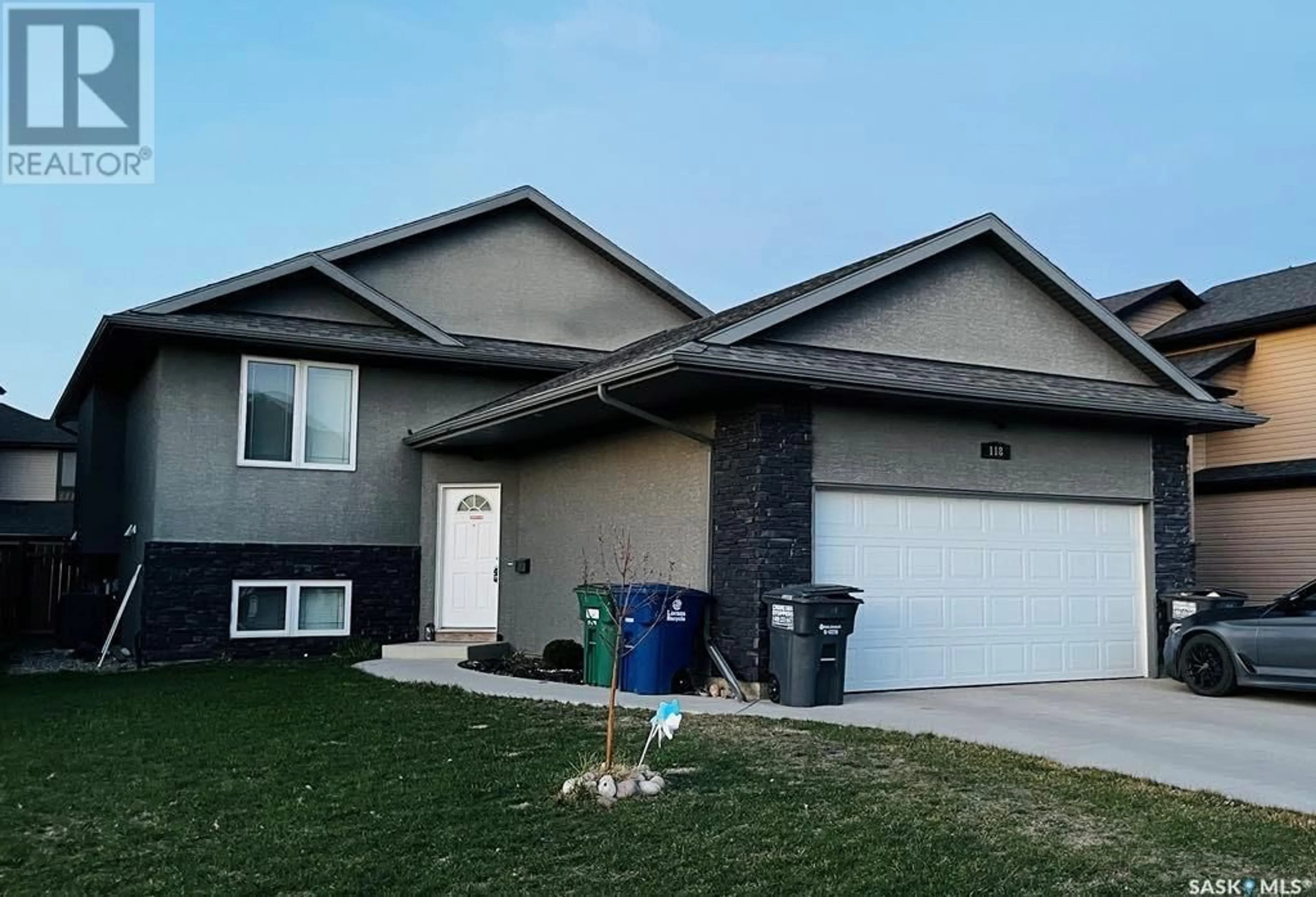 Home with vinyl exterior material, street for 118 MAHABIR CRESCENT, Saskatoon Saskatchewan S7W0J6
