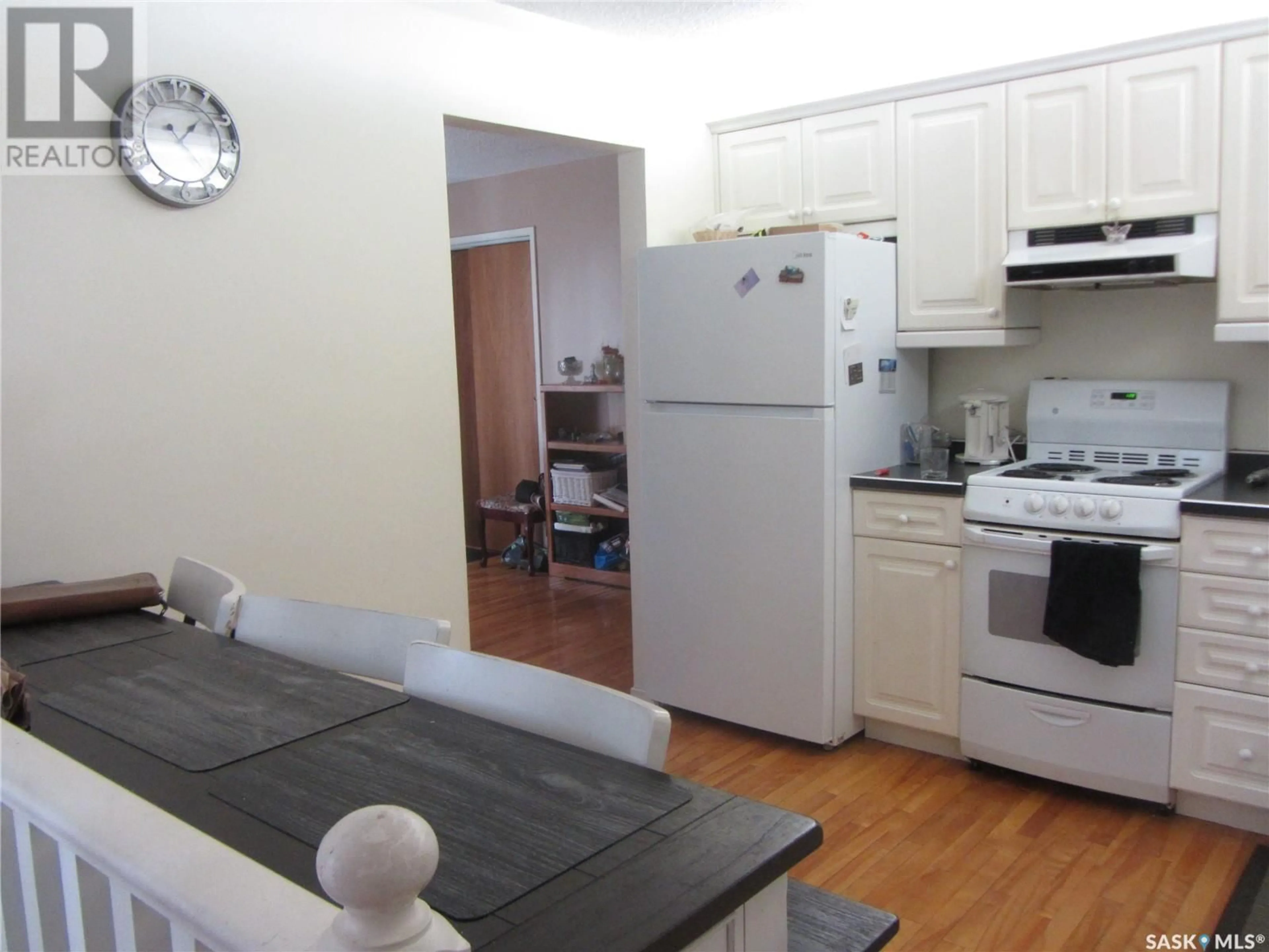 Standard kitchen, unknown for 12 GLENWOOD AVENUE, Saskatoon Saskatchewan S7L4A6