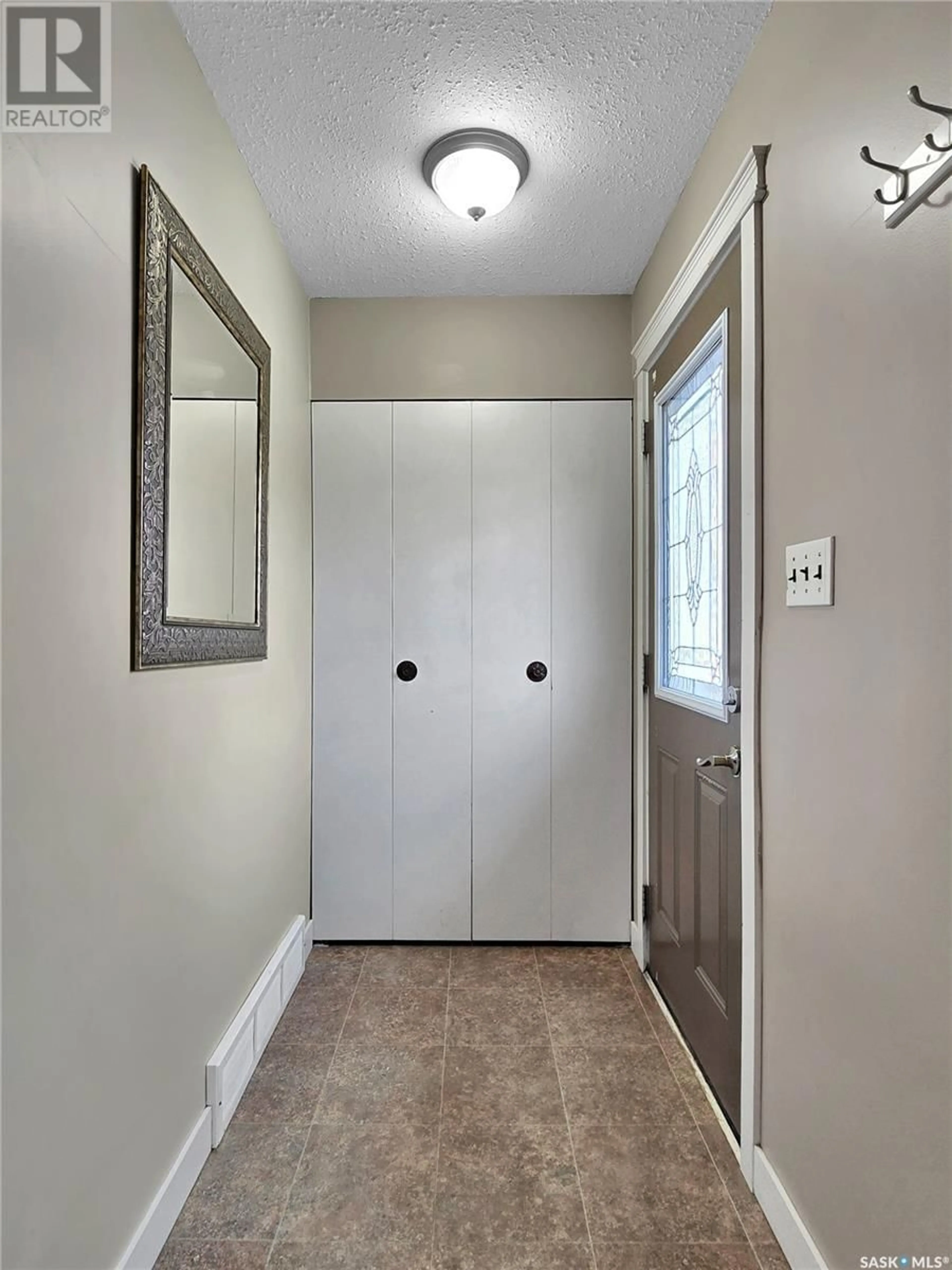 Indoor entryway for 2618 CLARENCE AVENUE, Saskatoon Saskatchewan S7J1M4