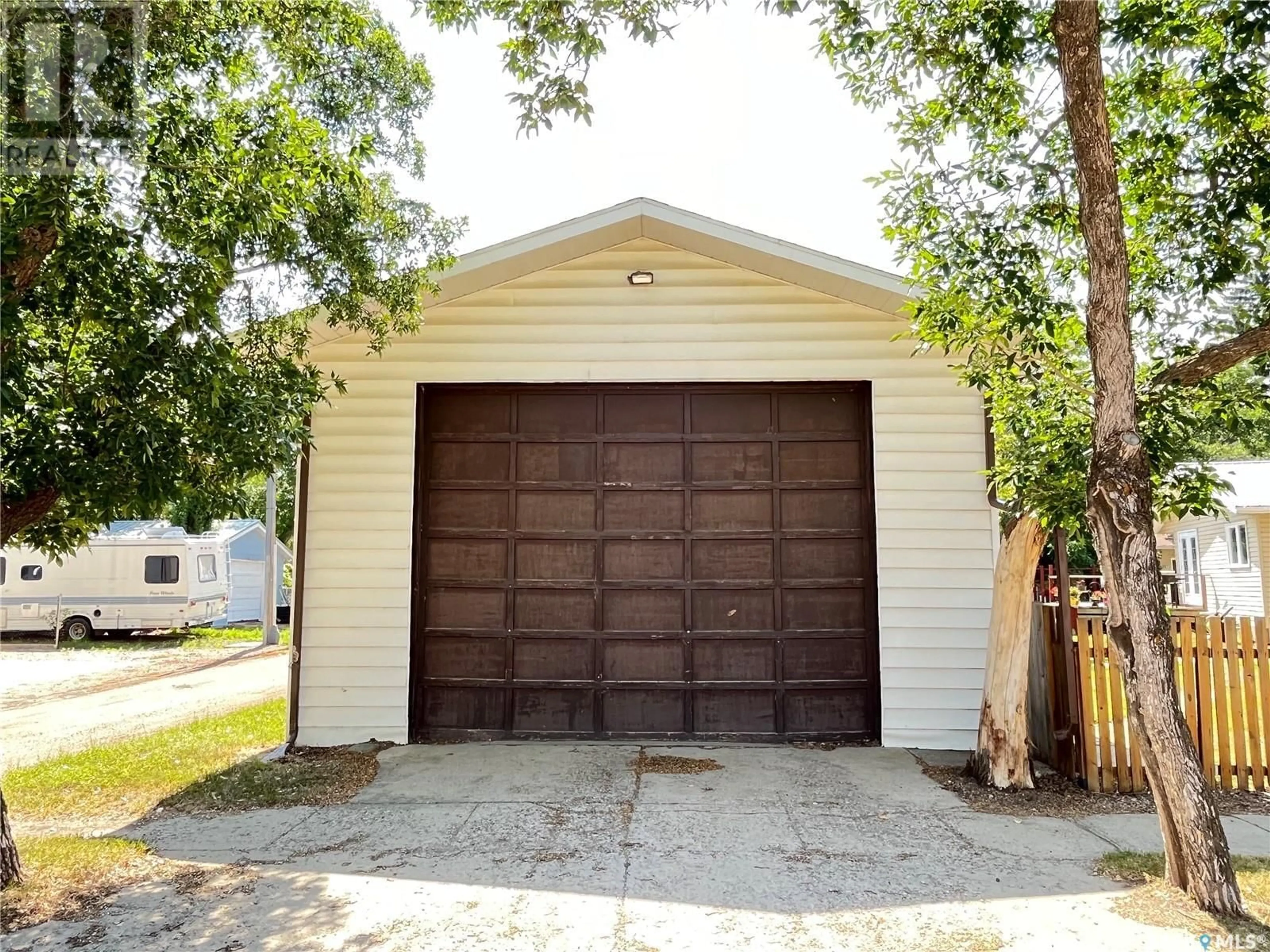 Indoor garage for 202 HOOD STREET, Maple Creek Saskatchewan S0N1N0