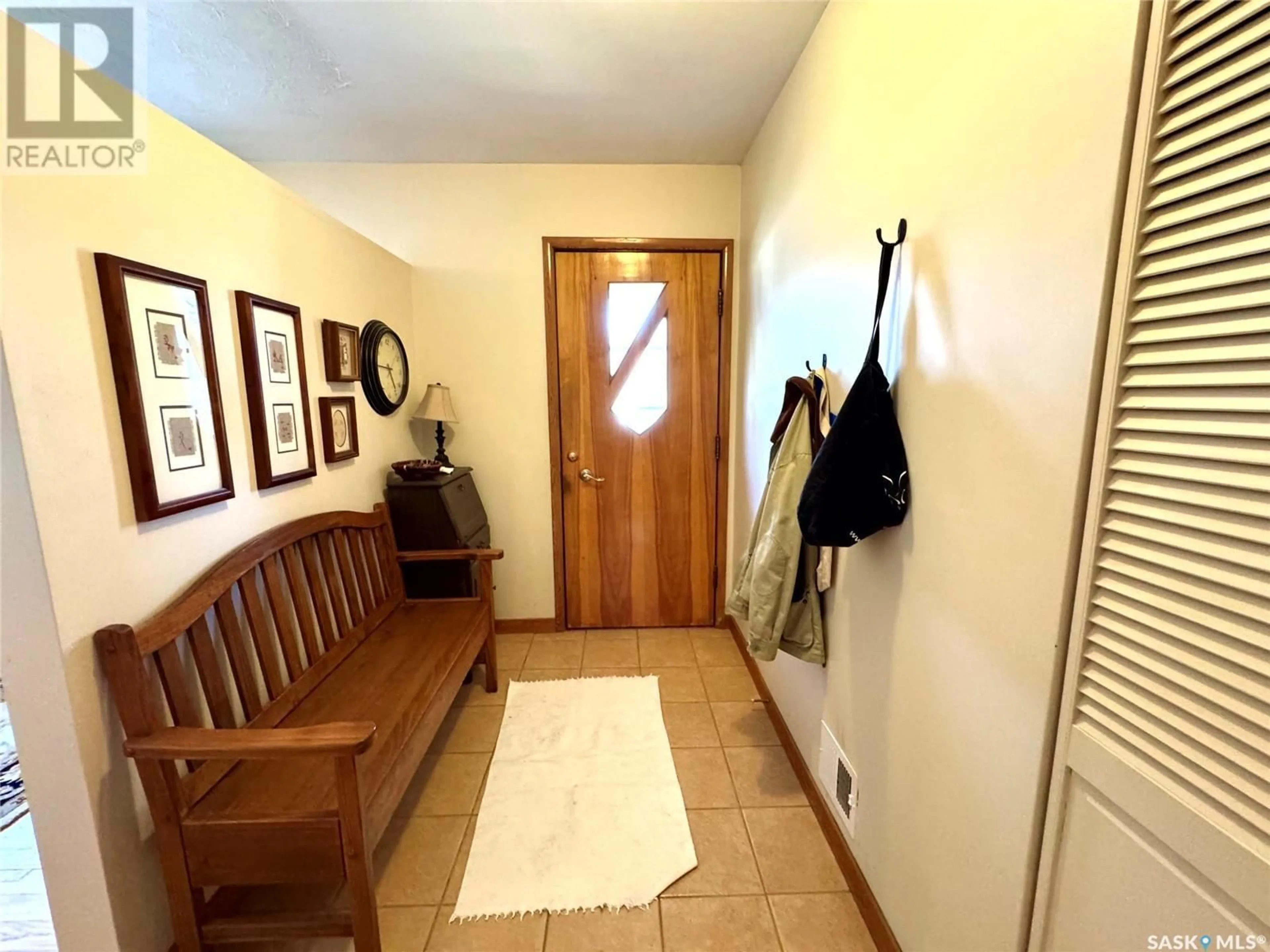 Indoor entryway for 736 1ST STREET, Saskatoon Saskatchewan S7H1T1