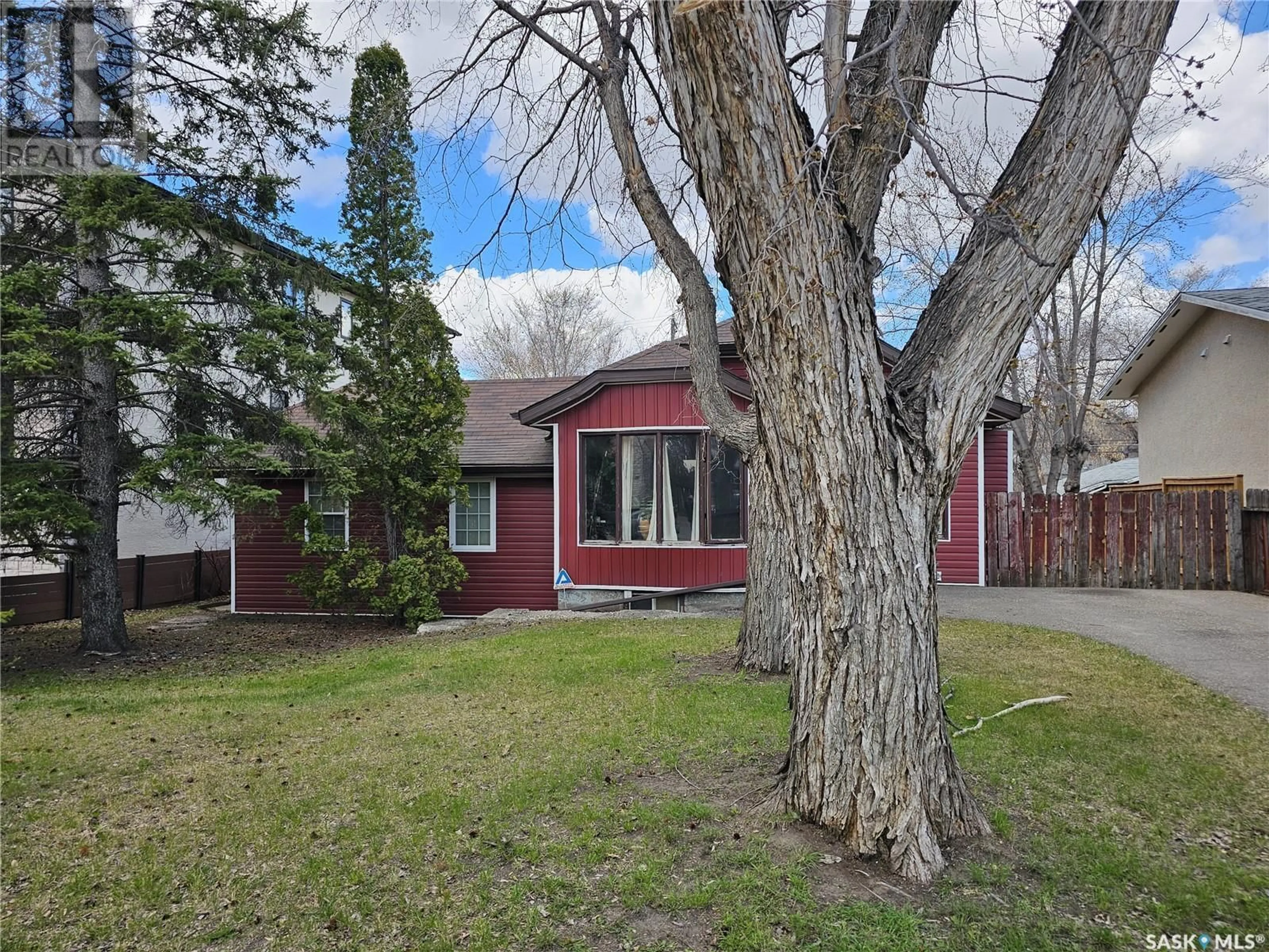A pic from outside/outdoor area/front of a property/back of a property/a pic from drone, street for 1109 7TH STREET, Saskatoon Saskatchewan S7H0Y9