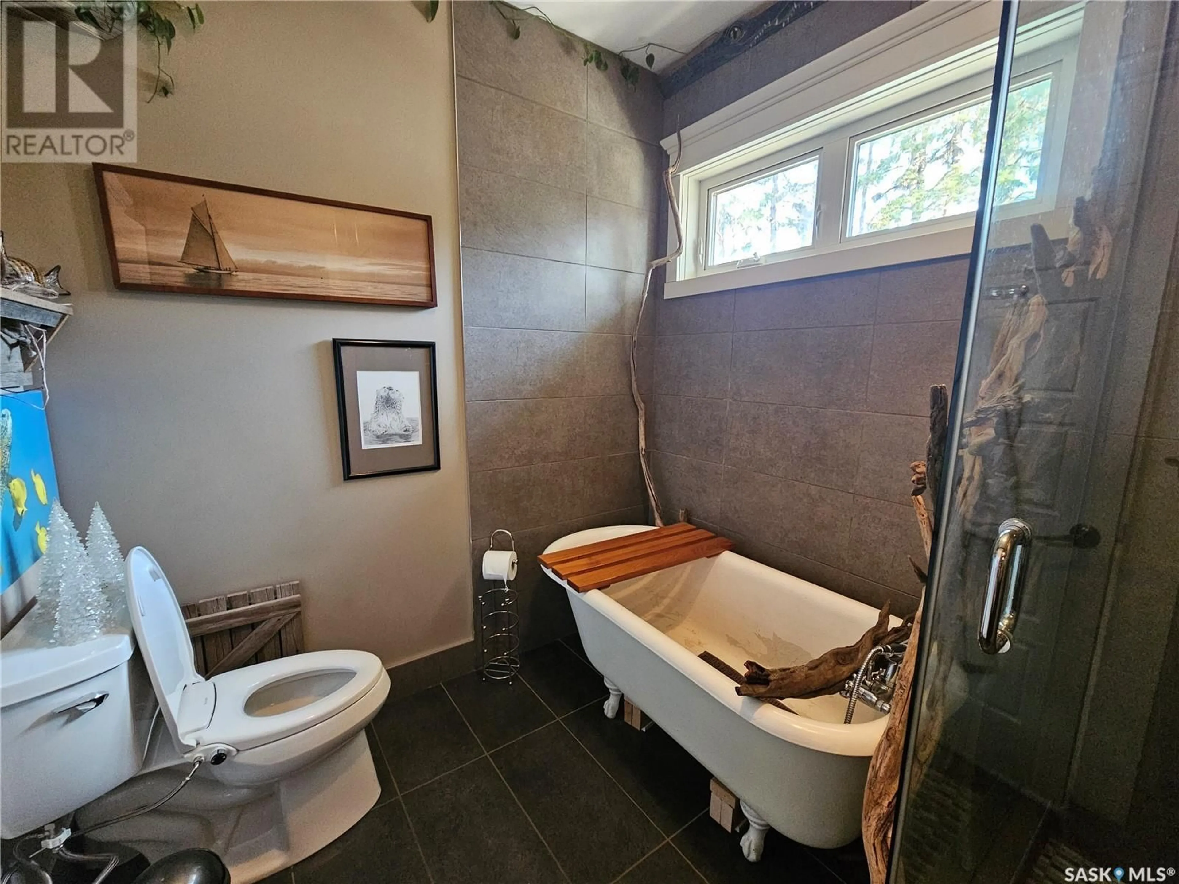 Contemporary bathroom, ceramic/tile floor for 1207 KILBURN AVENUE, Saskatoon Saskatchewan S7M0J6