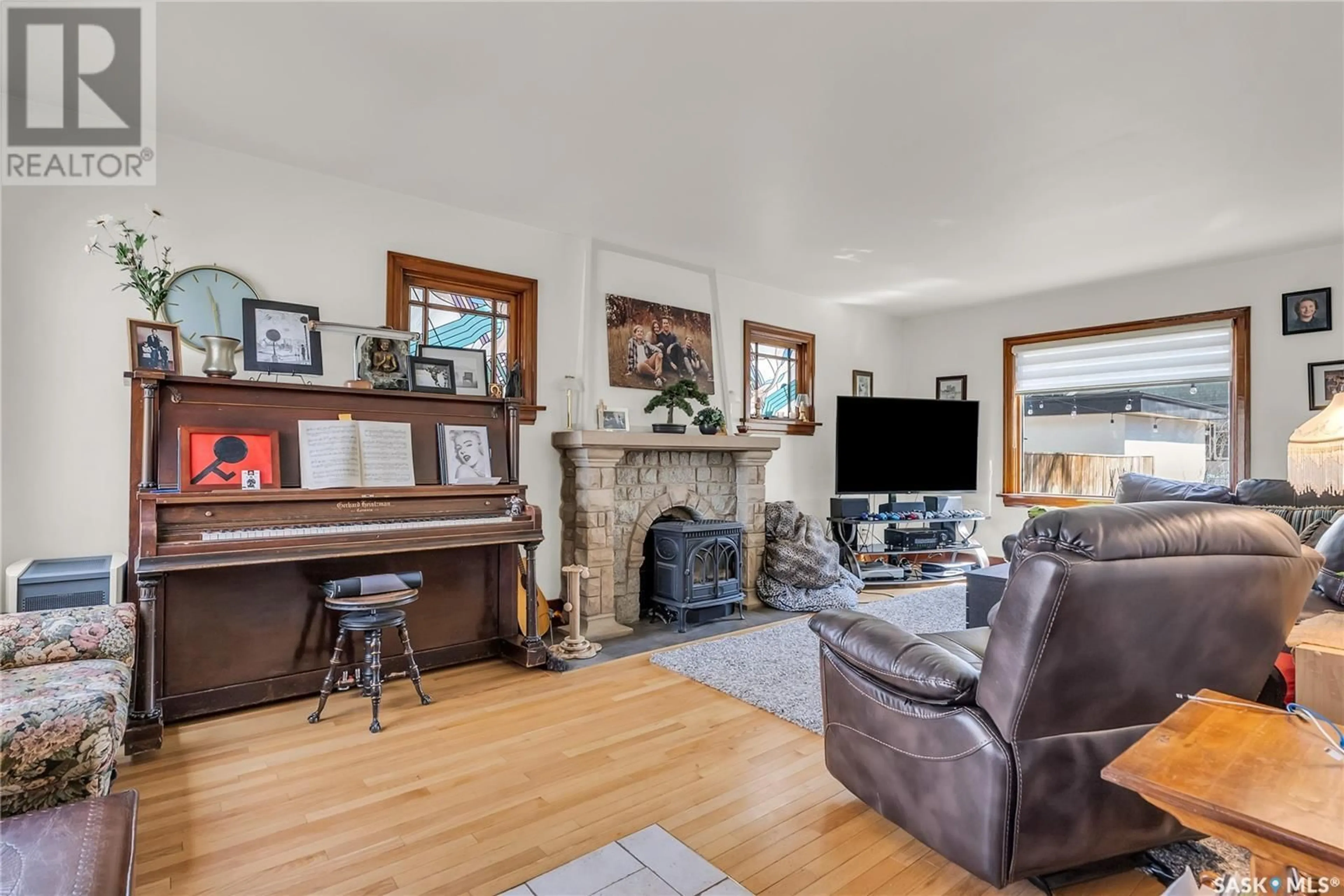 Living room with furniture, unknown for 1306 VICTORIA AVENUE, Saskatoon Saskatchewan S7H1Y9