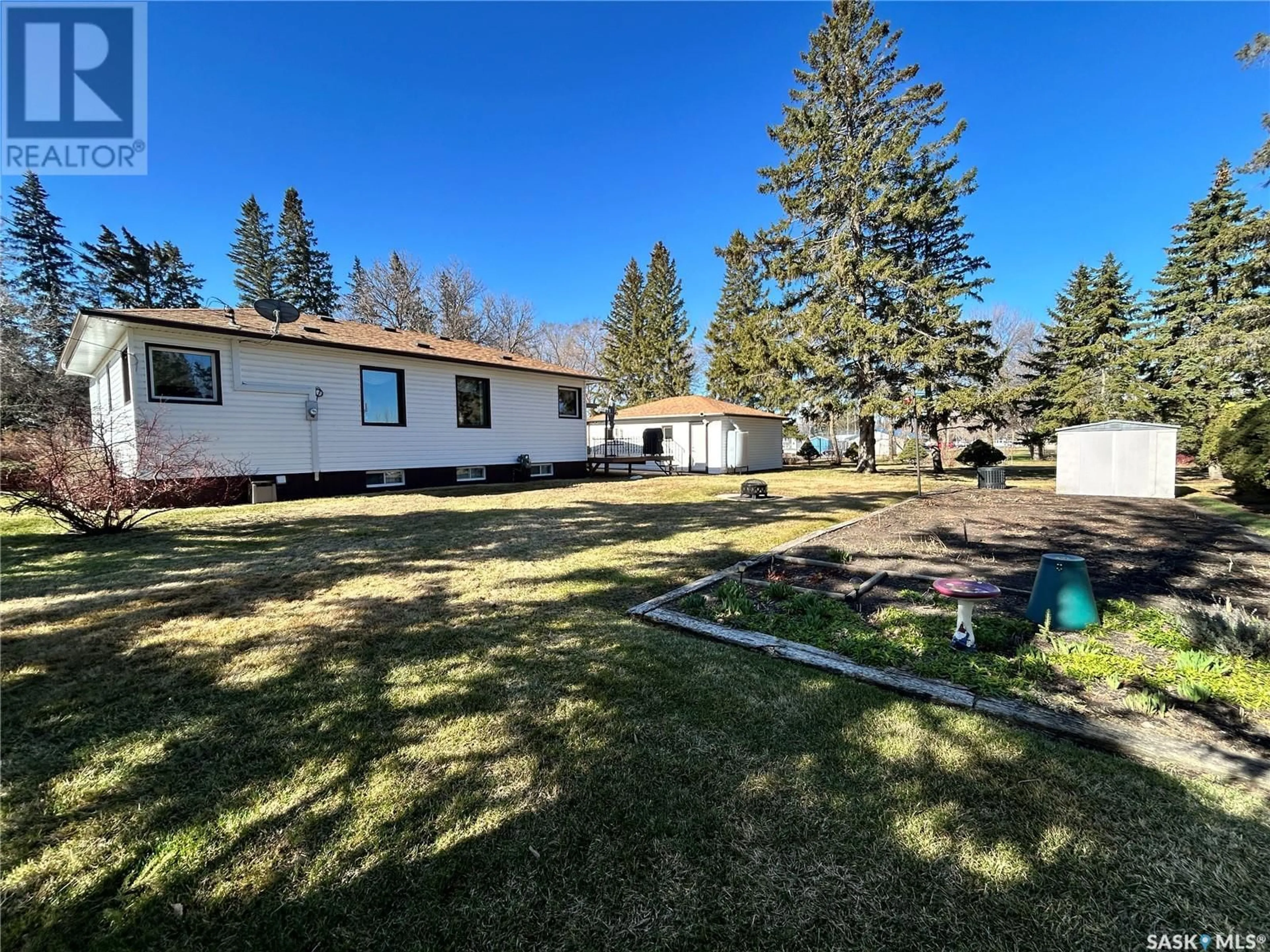 A pic from outside/outdoor area/front of a property/back of a property/a pic from drone, unknown for 603 2ND STREET N, Langenburg Saskatchewan S0A2A0