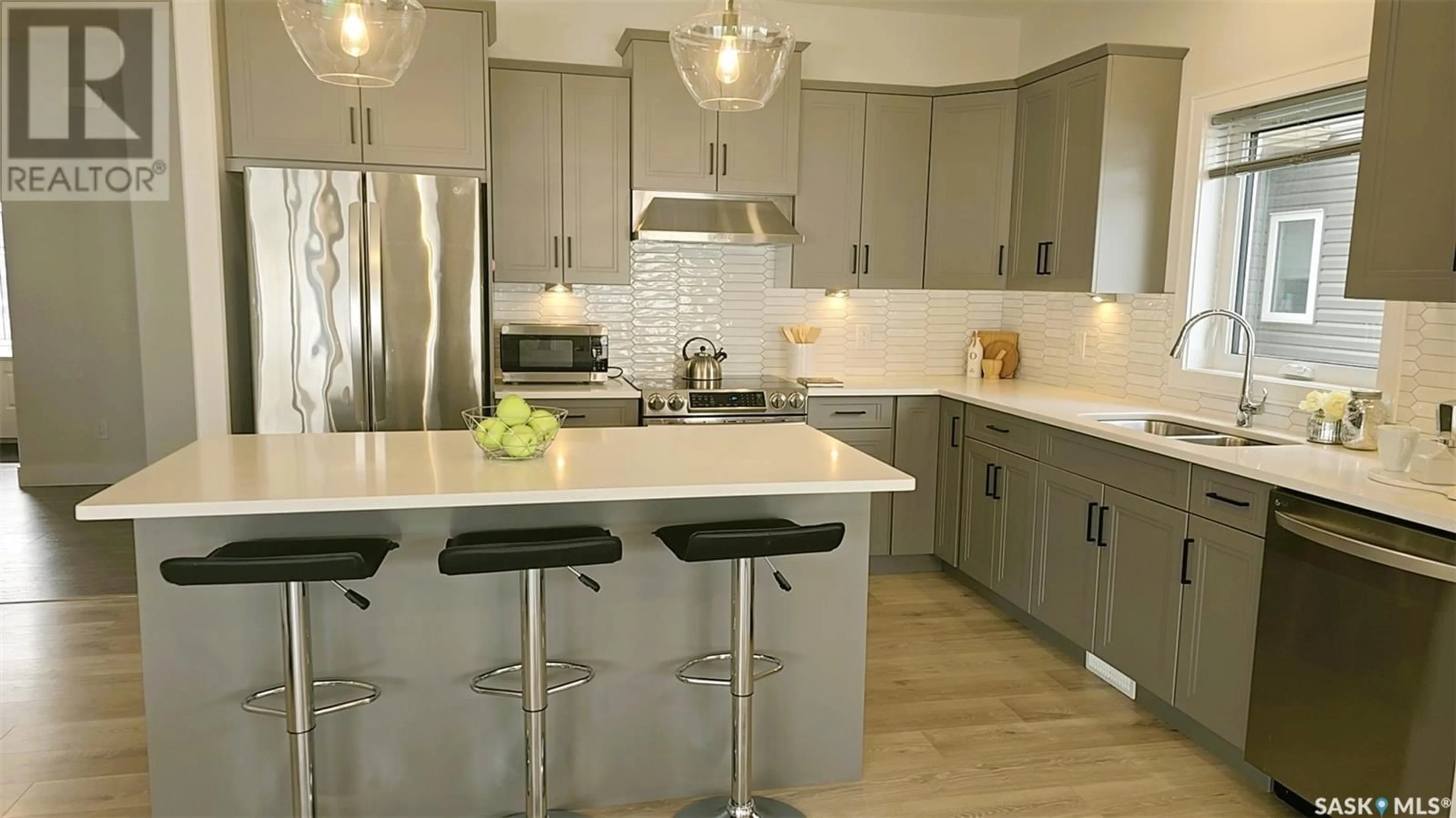 Contemporary kitchen, unknown for 566 MCFAULL CRESCENT, Saskatoon Saskatchewan S7K8B3