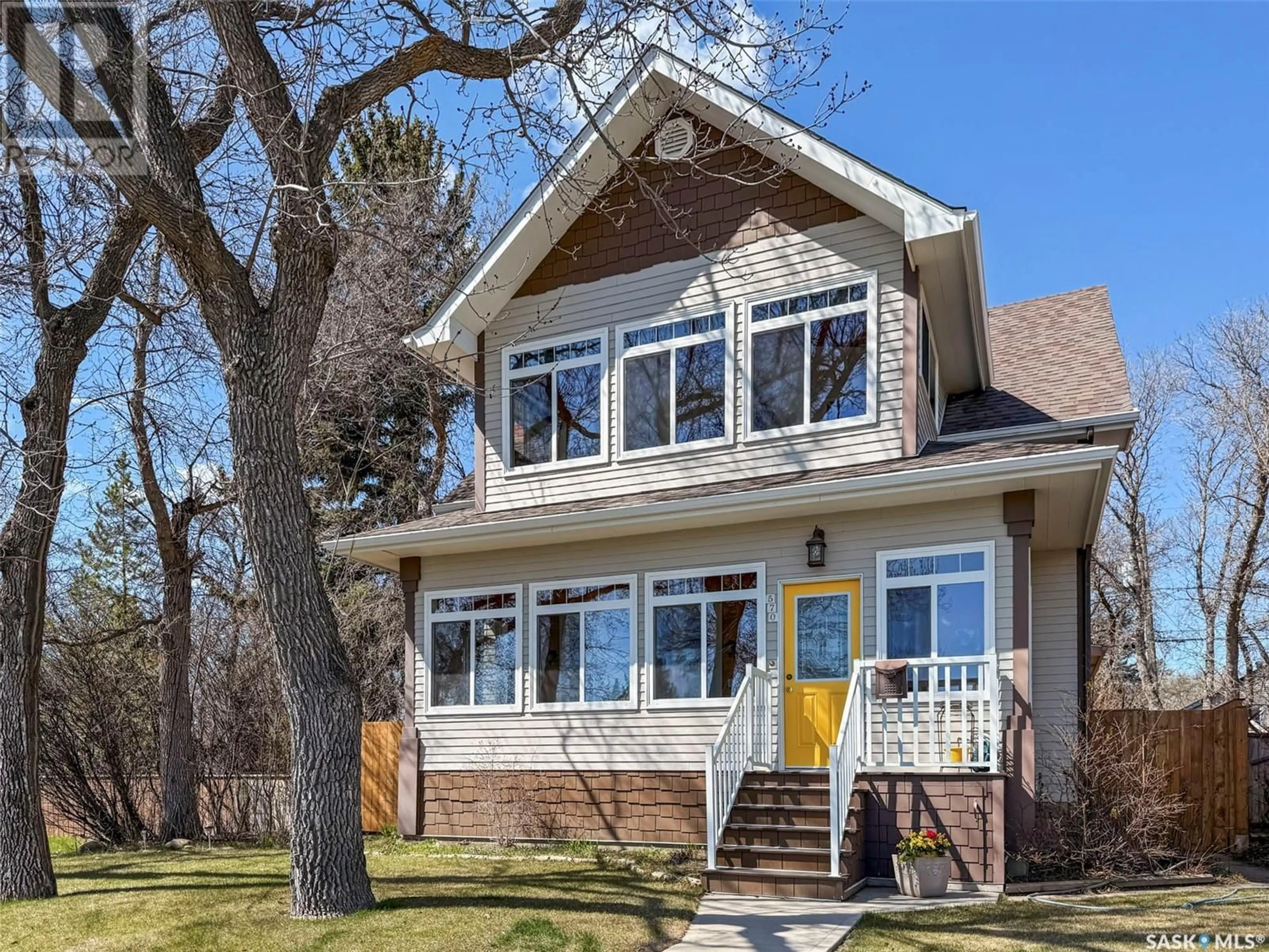 Home with vinyl exterior material, street for 570 4TH AVENUE, Swift Current Saskatchewan S9H2K2