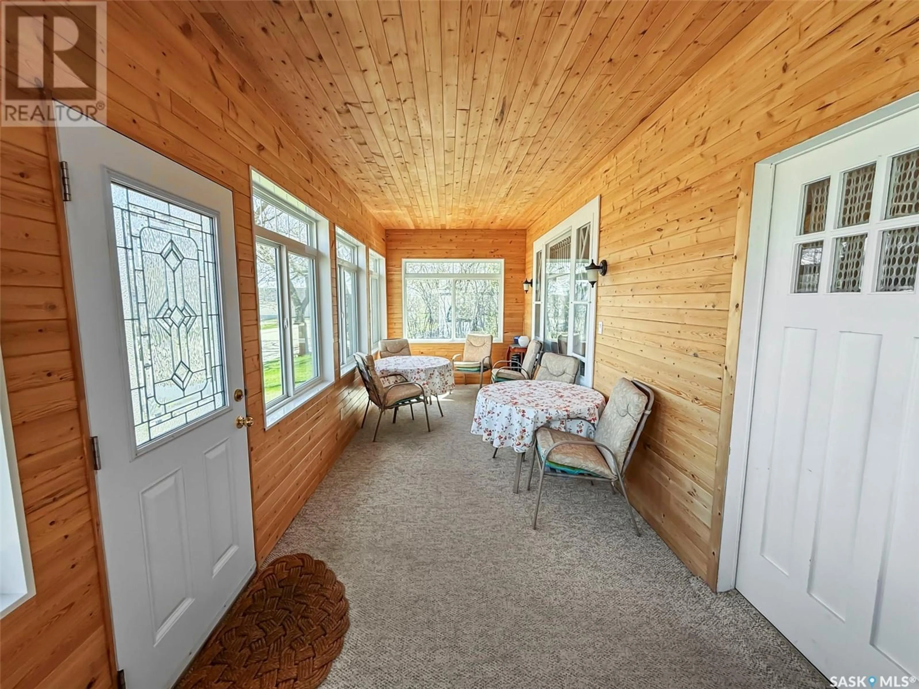 Indoor entryway for 570 4TH AVENUE, Swift Current Saskatchewan S9H2K2