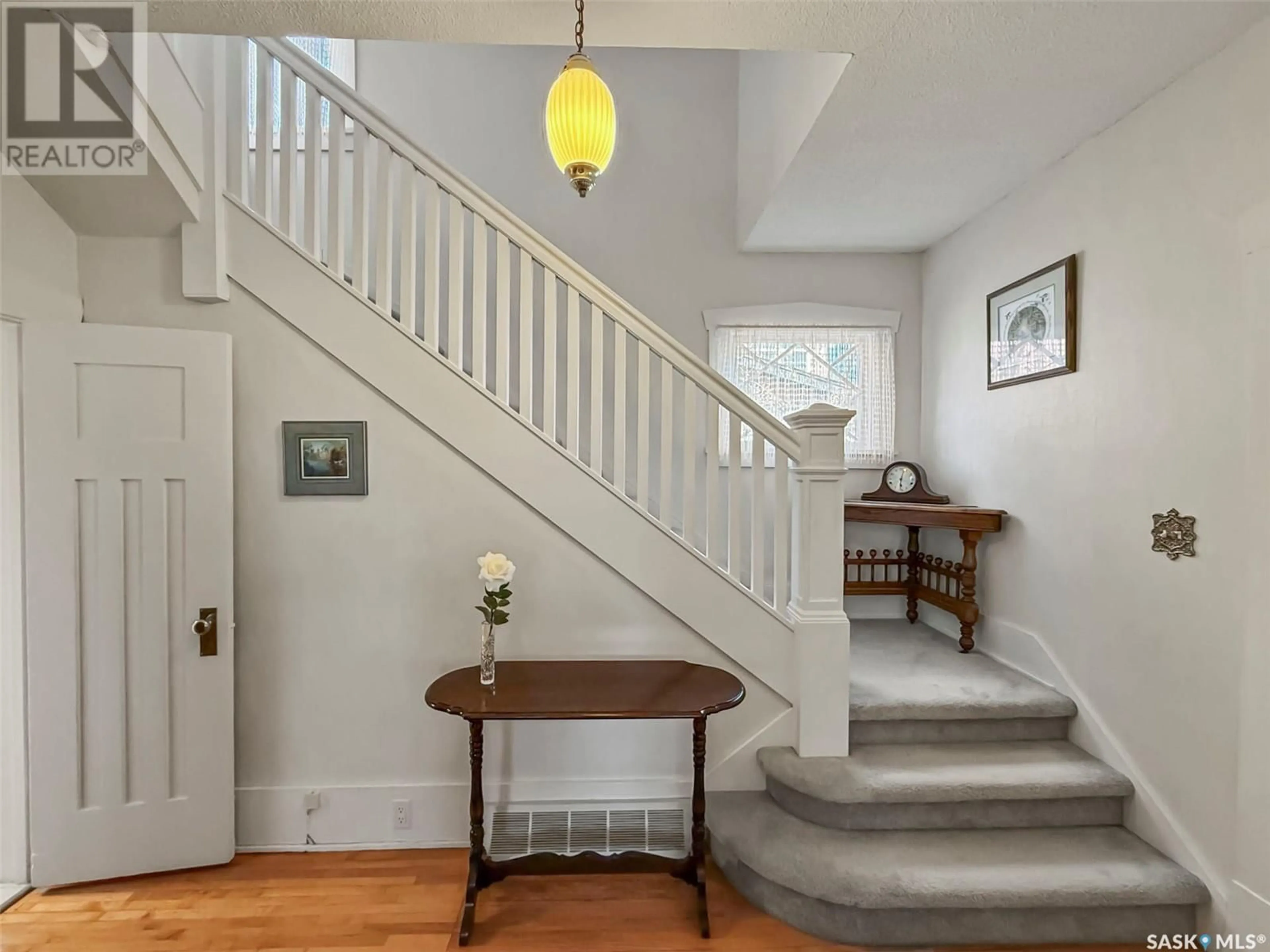 Indoor entryway for 570 4TH AVENUE, Swift Current Saskatchewan S9H2K2