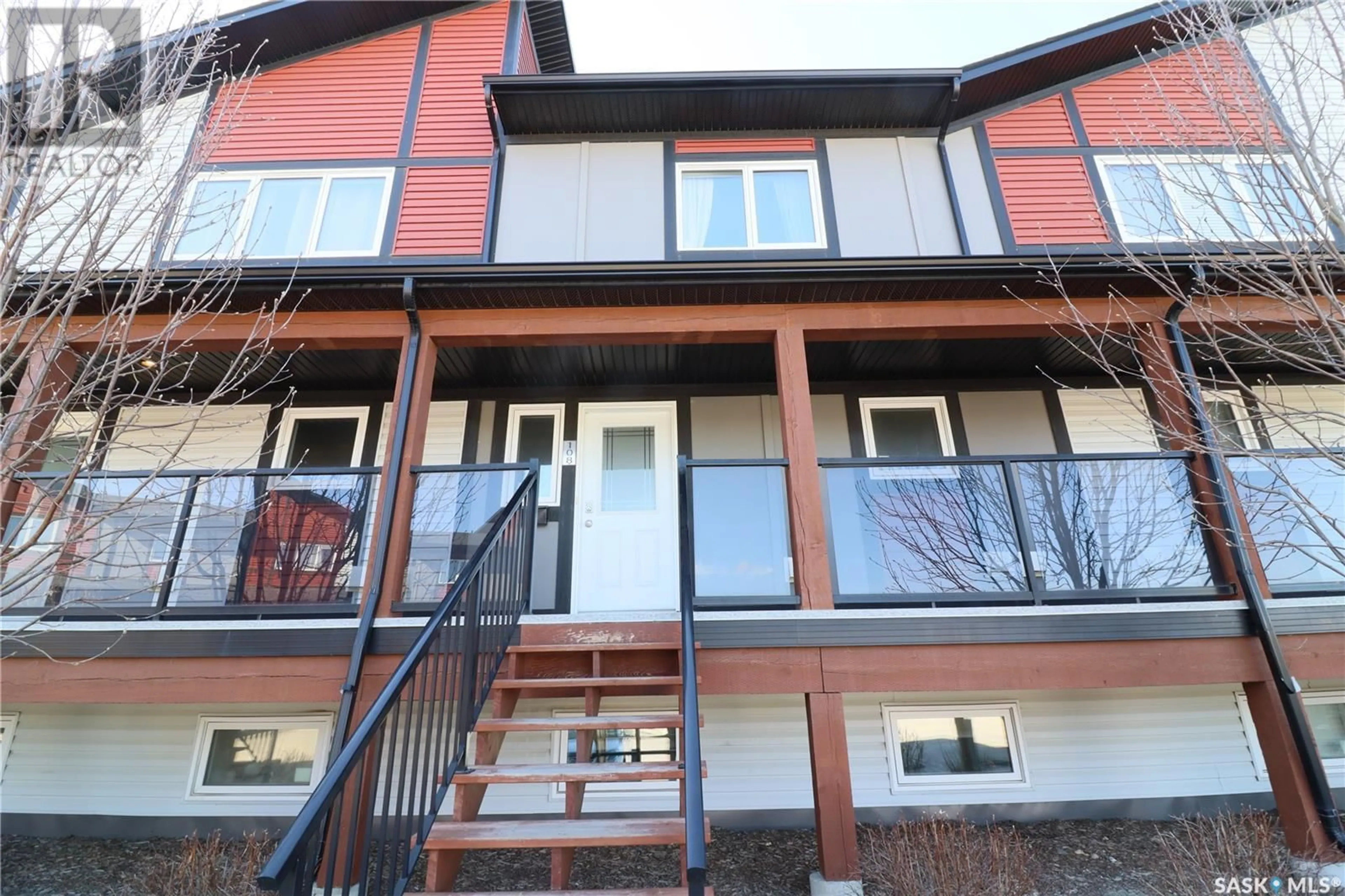 Patio, building for 102 - 108 MANEK ROAD, Saskatoon Saskatchewan S7W0V2