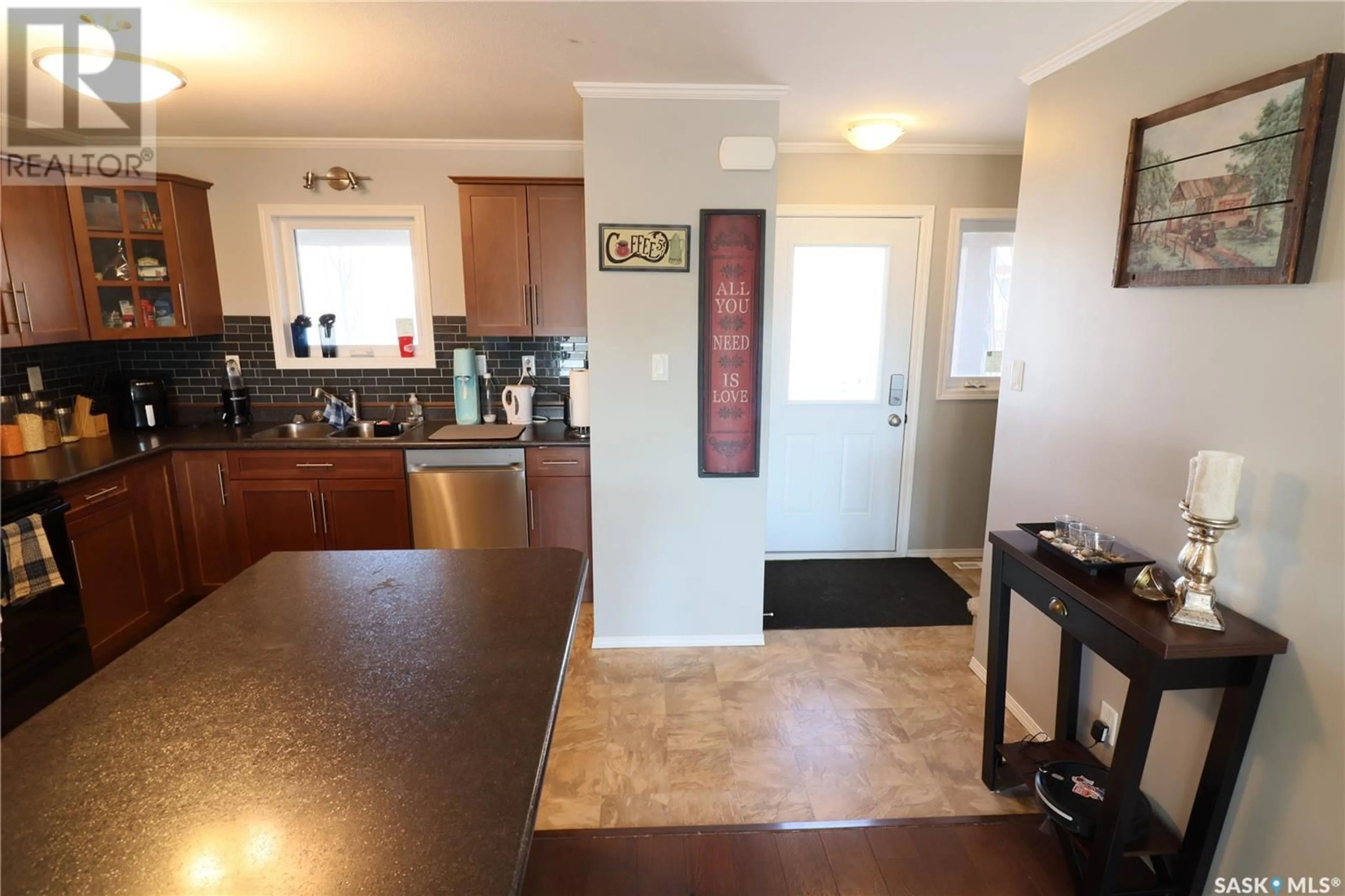 Standard kitchen, unknown for 102 - 108 MANEK ROAD, Saskatoon Saskatchewan S7W0V2