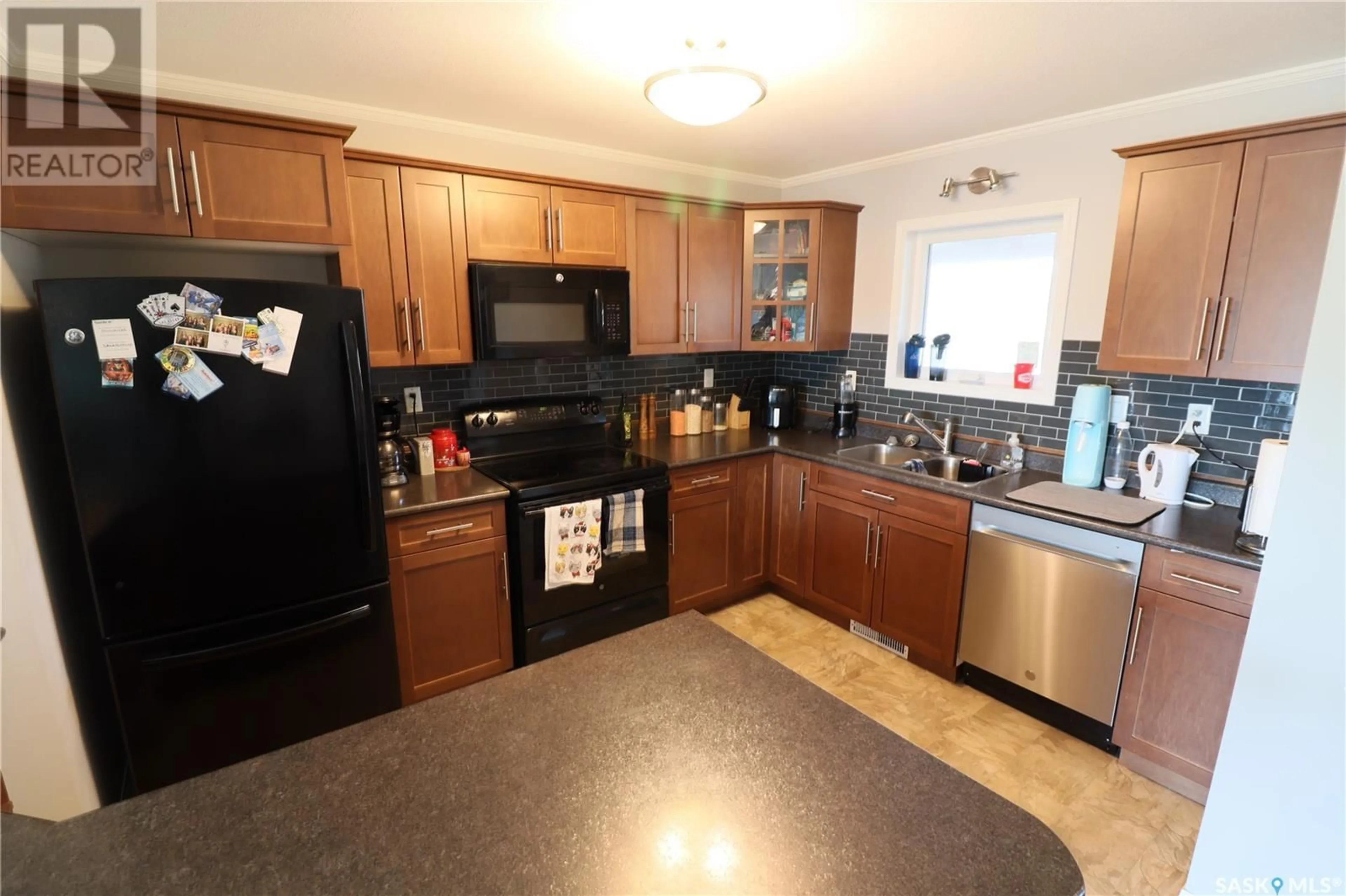 Standard kitchen, unknown for 102 - 108 MANEK ROAD, Saskatoon Saskatchewan S7W0V2