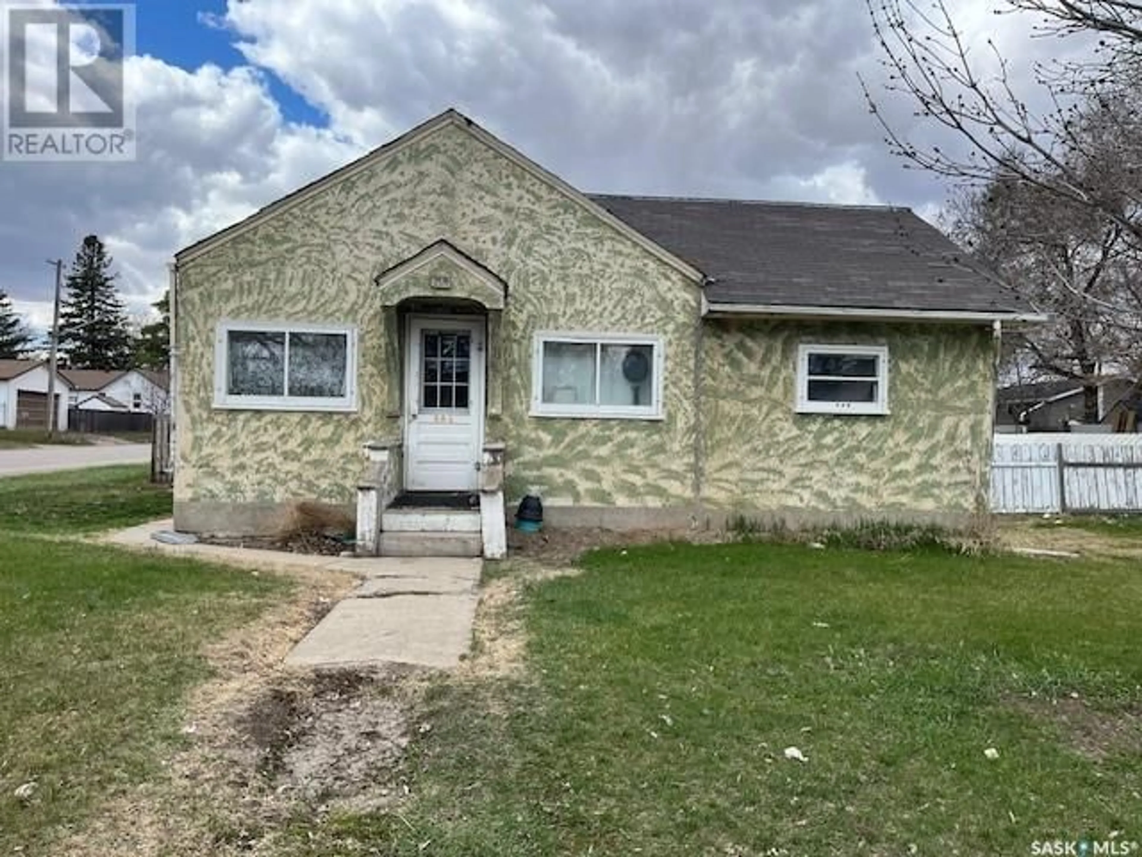Home with vinyl exterior material, street for 201 AVENUE N, Saskatoon Saskatchewan S7L2Y6