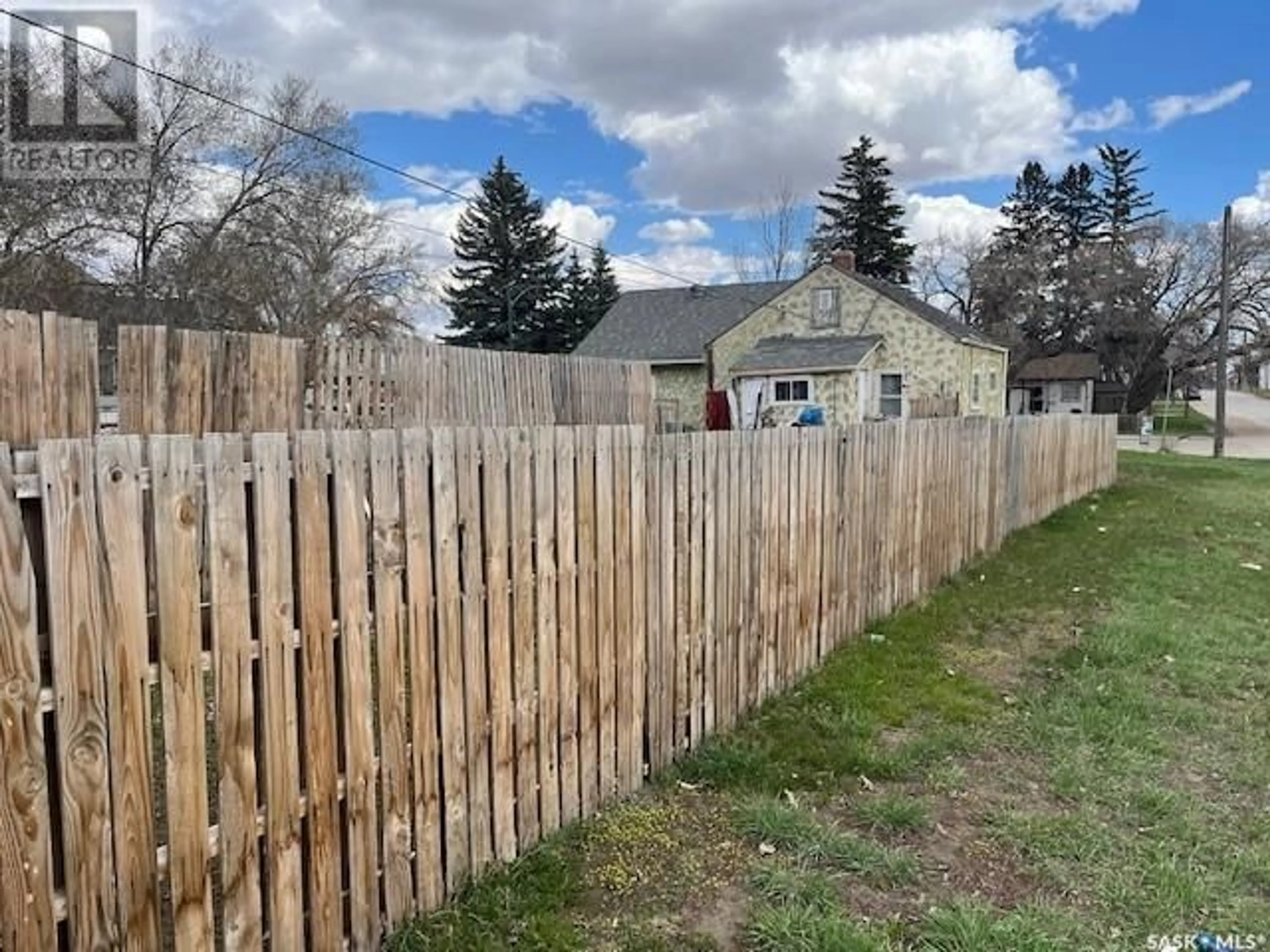 A pic from outside/outdoor area/front of a property/back of a property/a pic from drone, street for 201 AVENUE N, Saskatoon Saskatchewan S7L2Y6