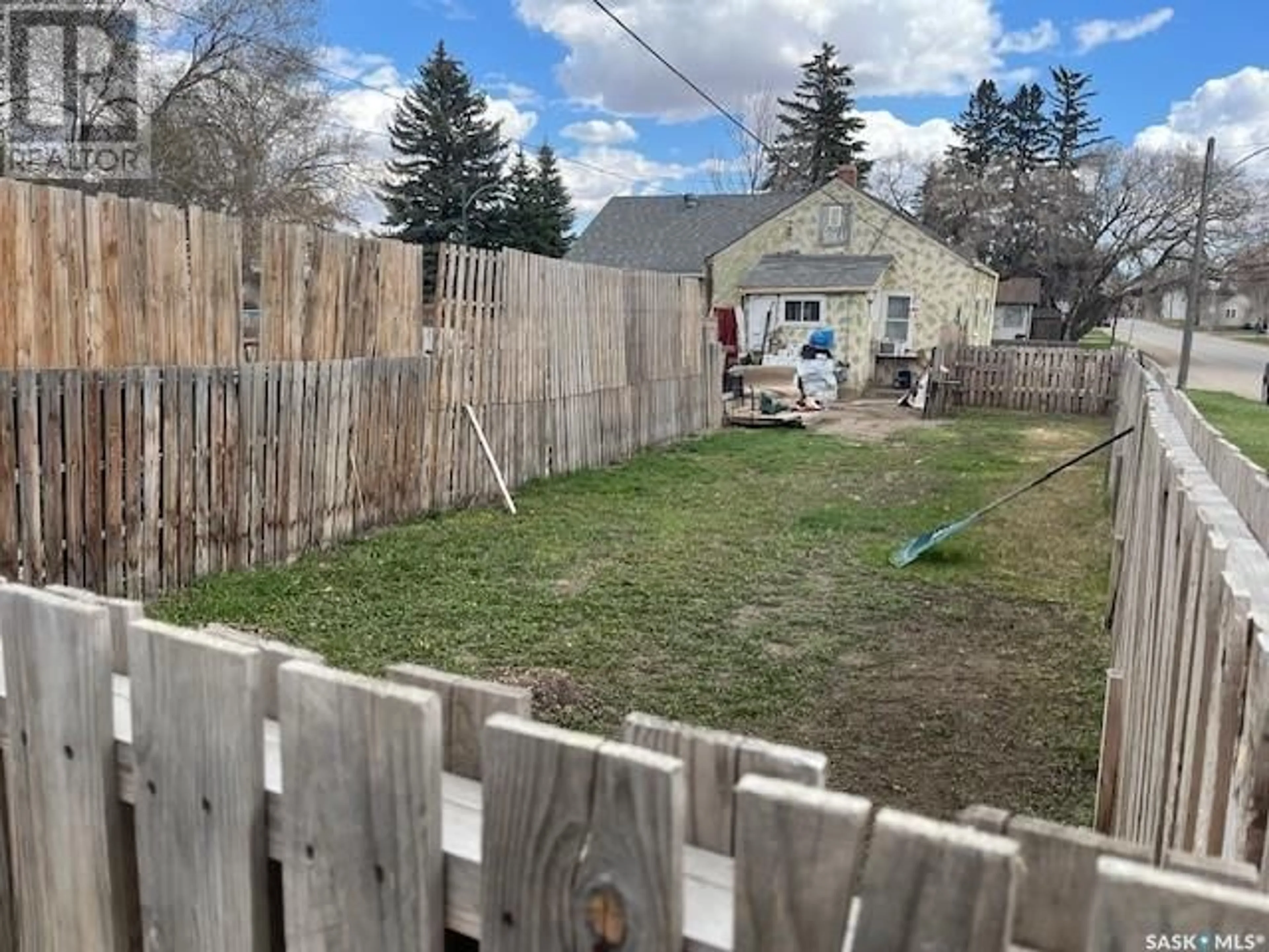 Shed for 201 AVENUE N, Saskatoon Saskatchewan S7L2Y6