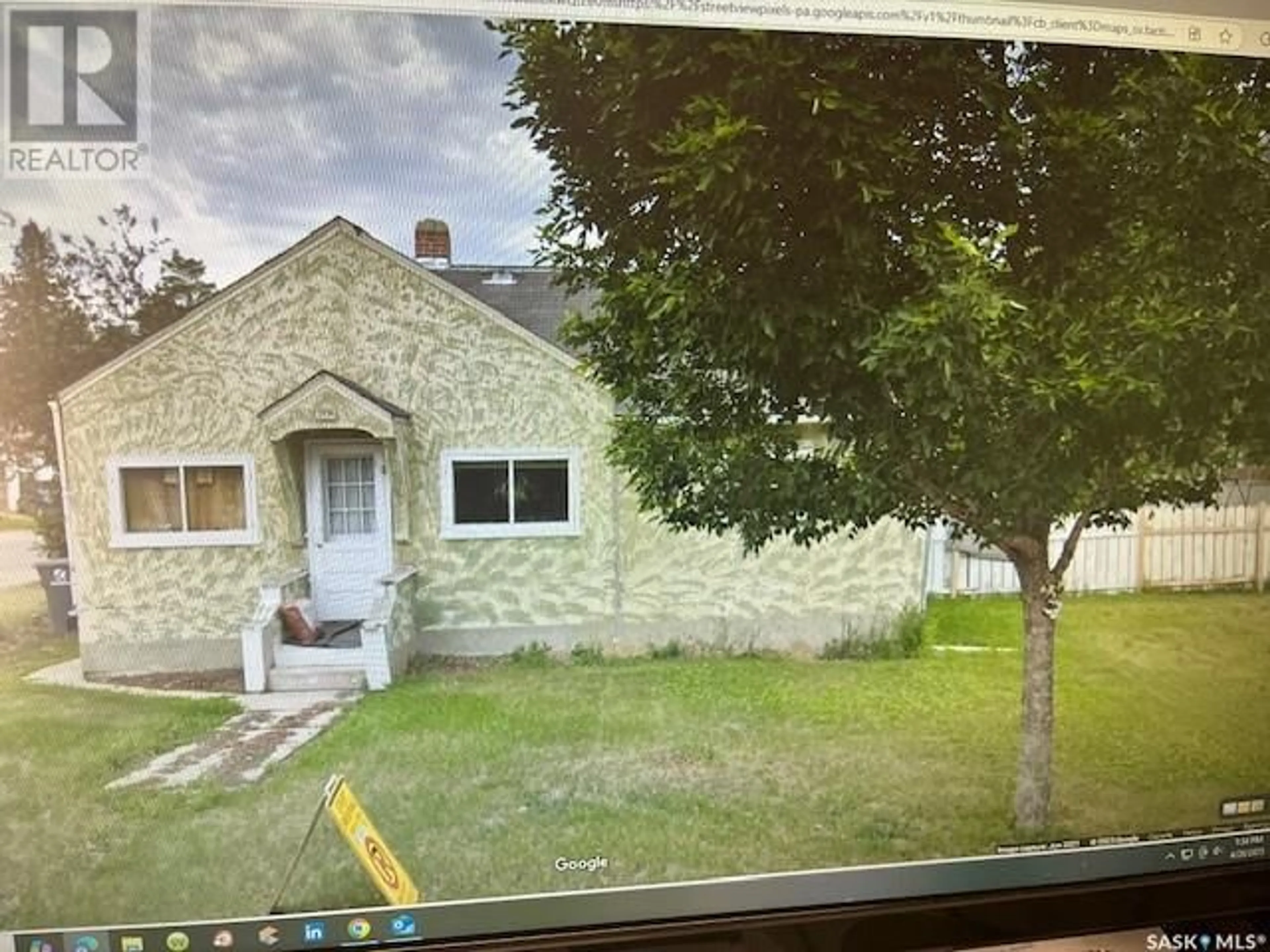 A pic from outside/outdoor area/front of a property/back of a property/a pic from drone, unknown for 201 AVENUE N, Saskatoon Saskatchewan S7L2Y6