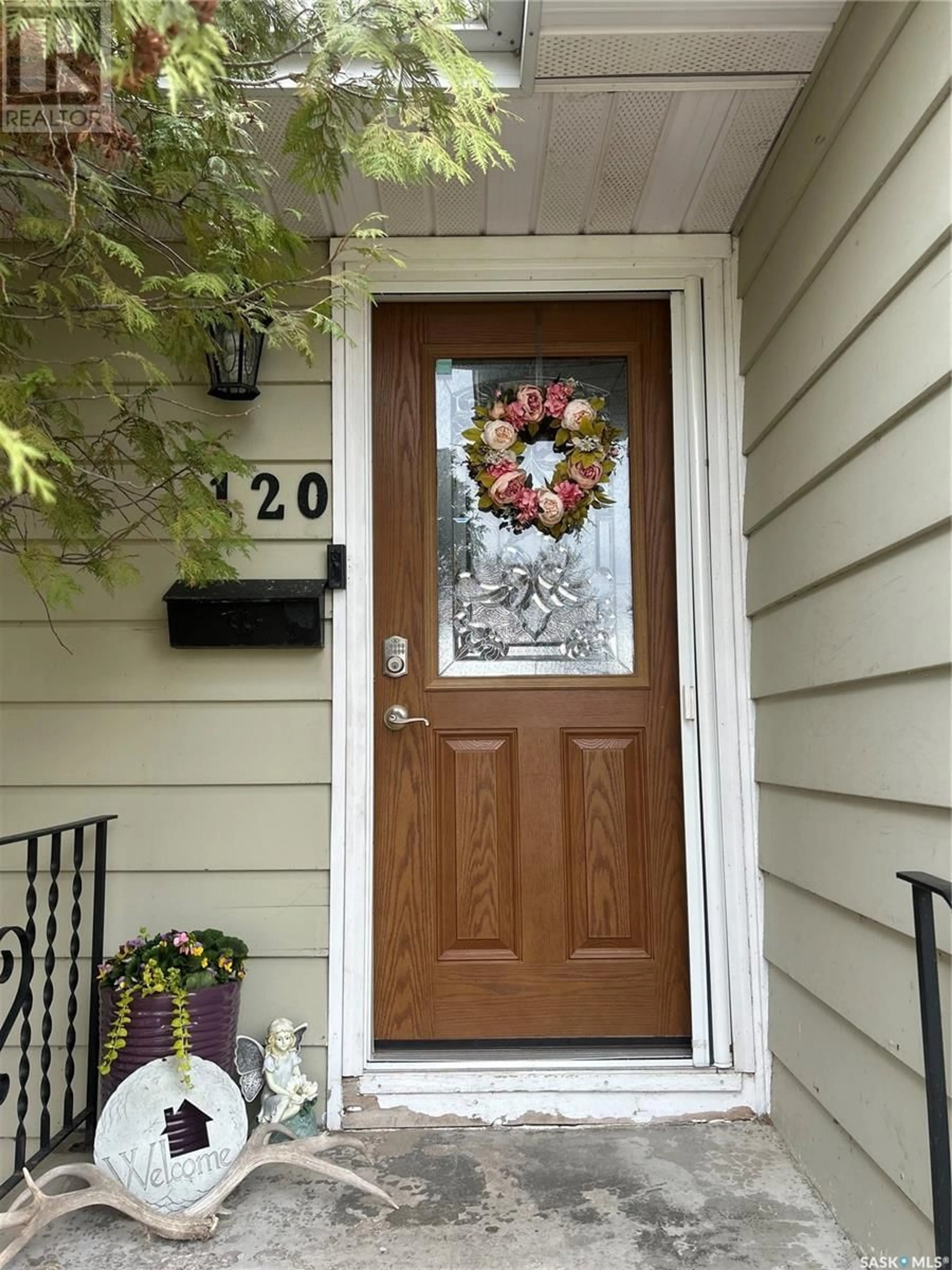 Indoor entryway for 120 MCDONALD ROAD, Estevan Saskatchewan S4A0B8