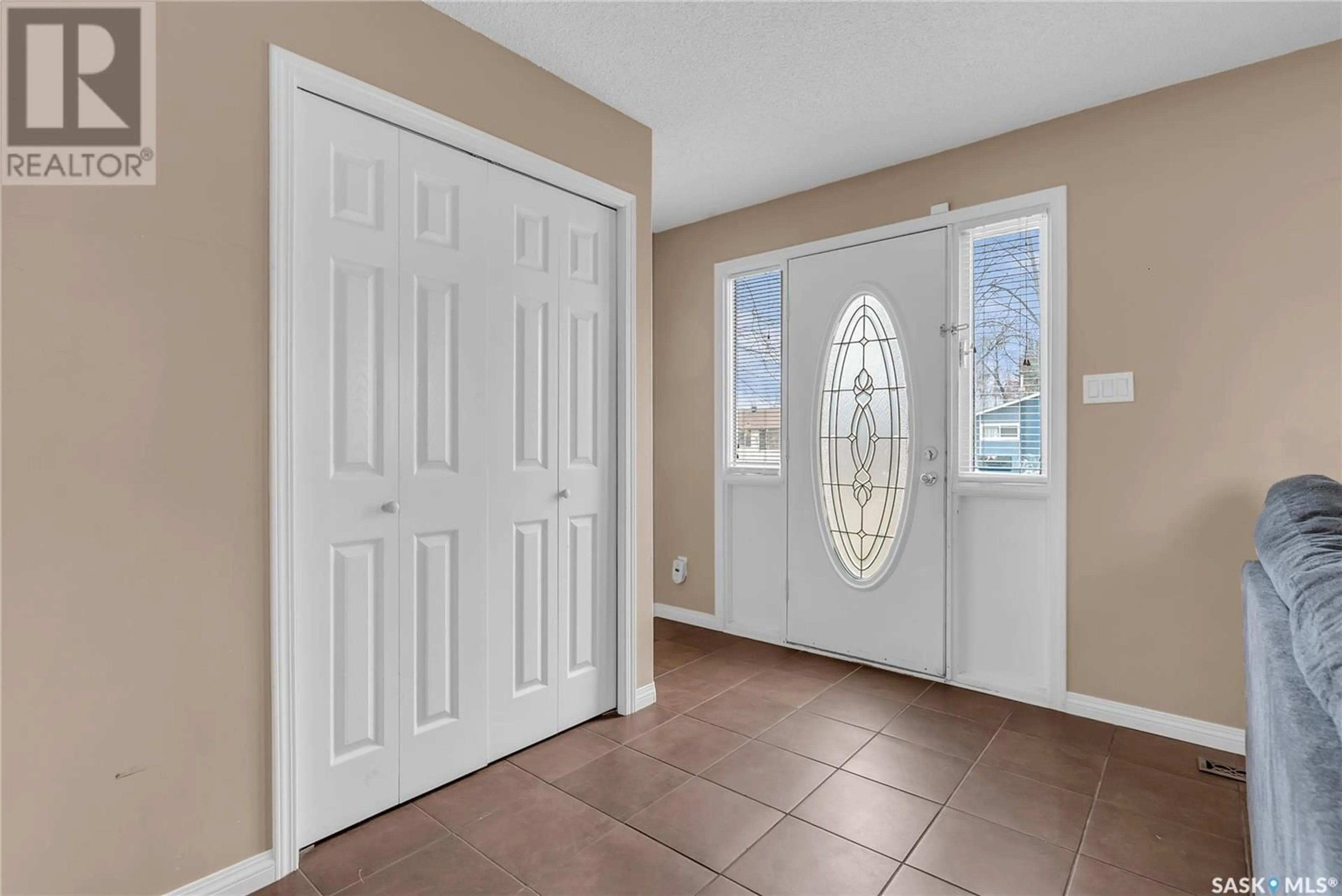 Indoor entryway for 62 MAXWELL CRESCENT, Saskatoon Saskatchewan S7L3Y2