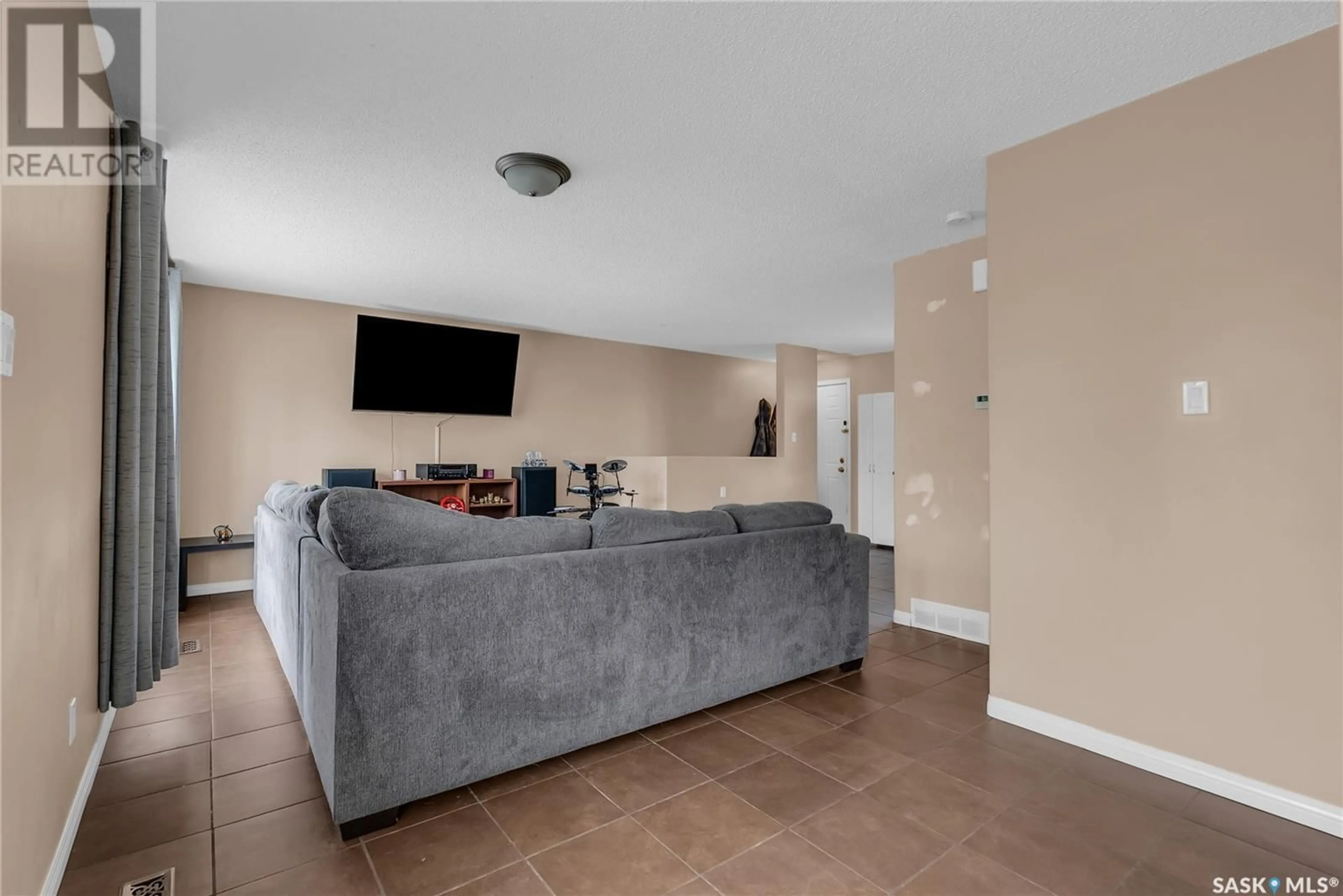 Living room with furniture, unknown for 62 MAXWELL CRESCENT, Saskatoon Saskatchewan S7L3Y2