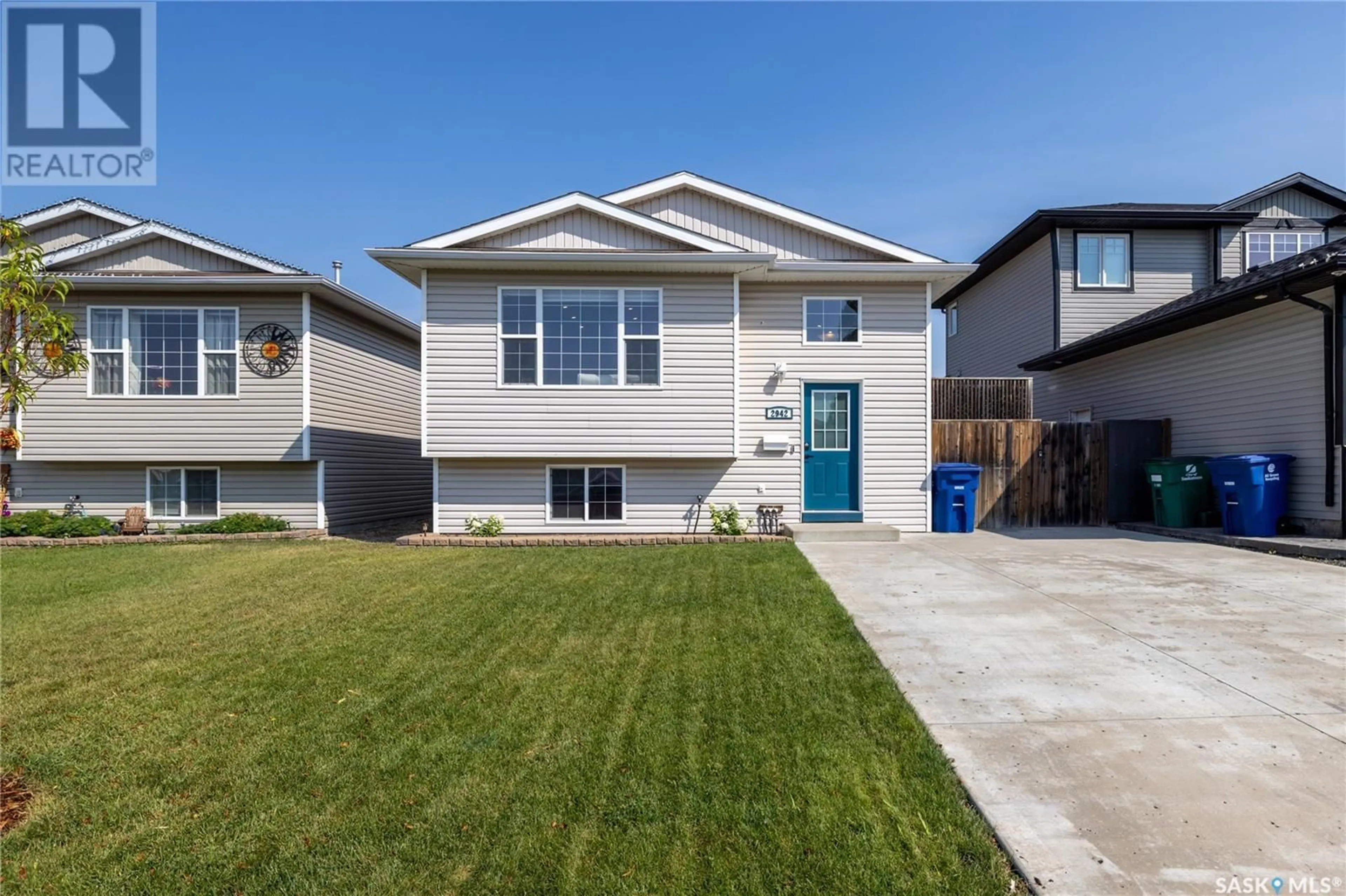 Home with vinyl exterior material, street for 2942 37TH STREET, Saskatoon Saskatchewan S7L7J4