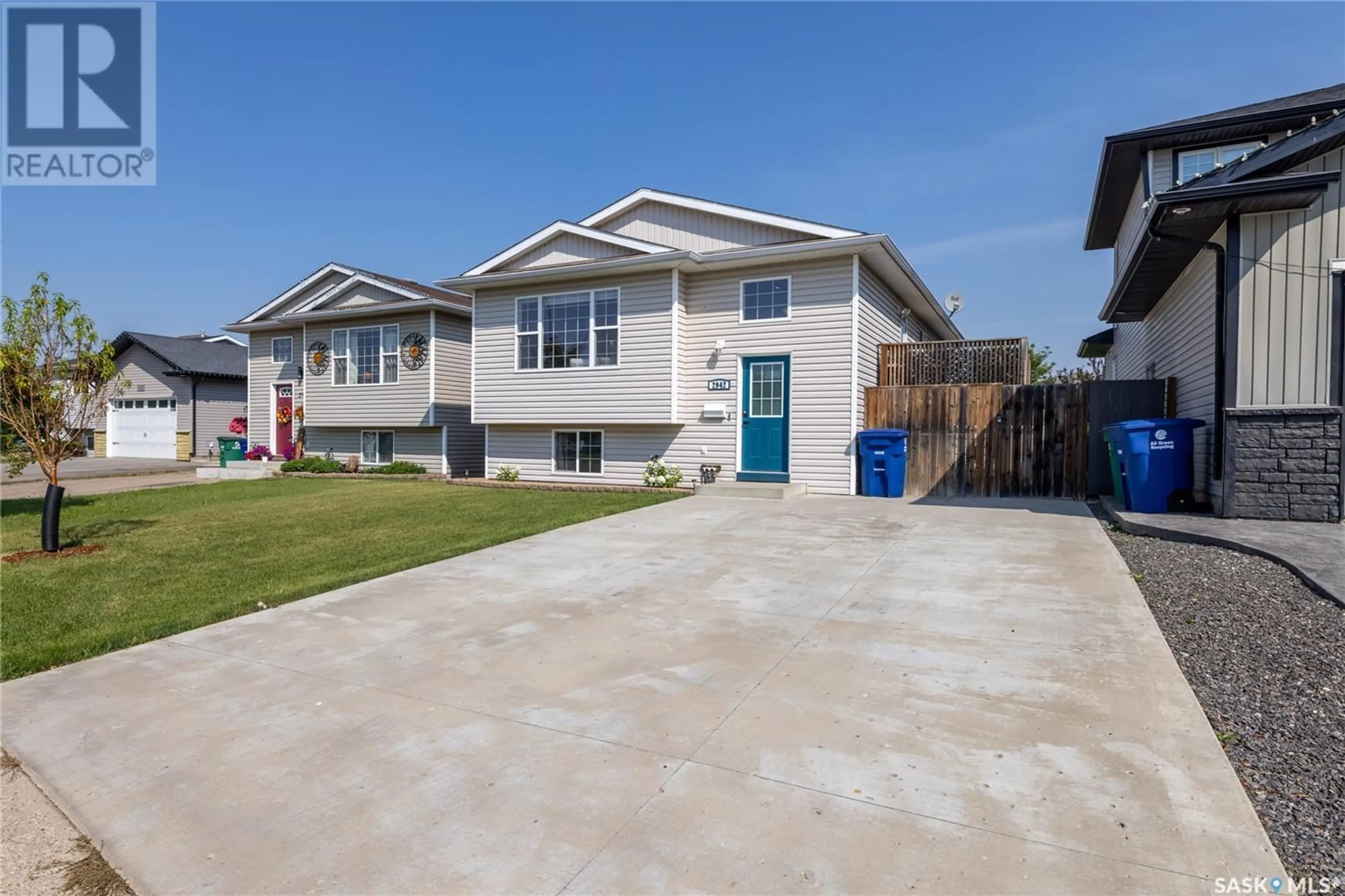 Home with vinyl exterior material, street for 2942 37TH STREET, Saskatoon Saskatchewan S7L7J4