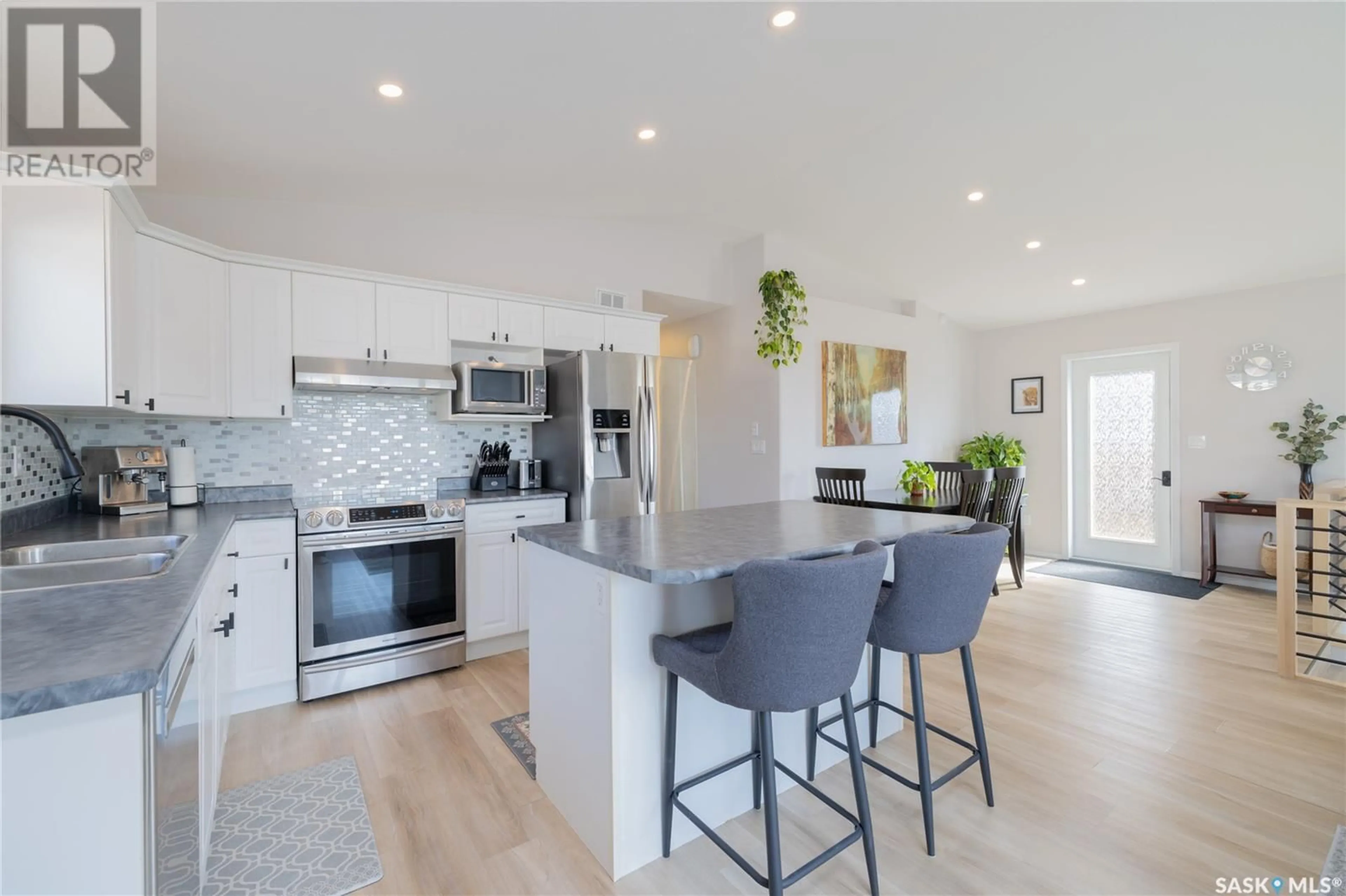 Open concept kitchen, unknown for 2942 37TH STREET, Saskatoon Saskatchewan S7L7J4