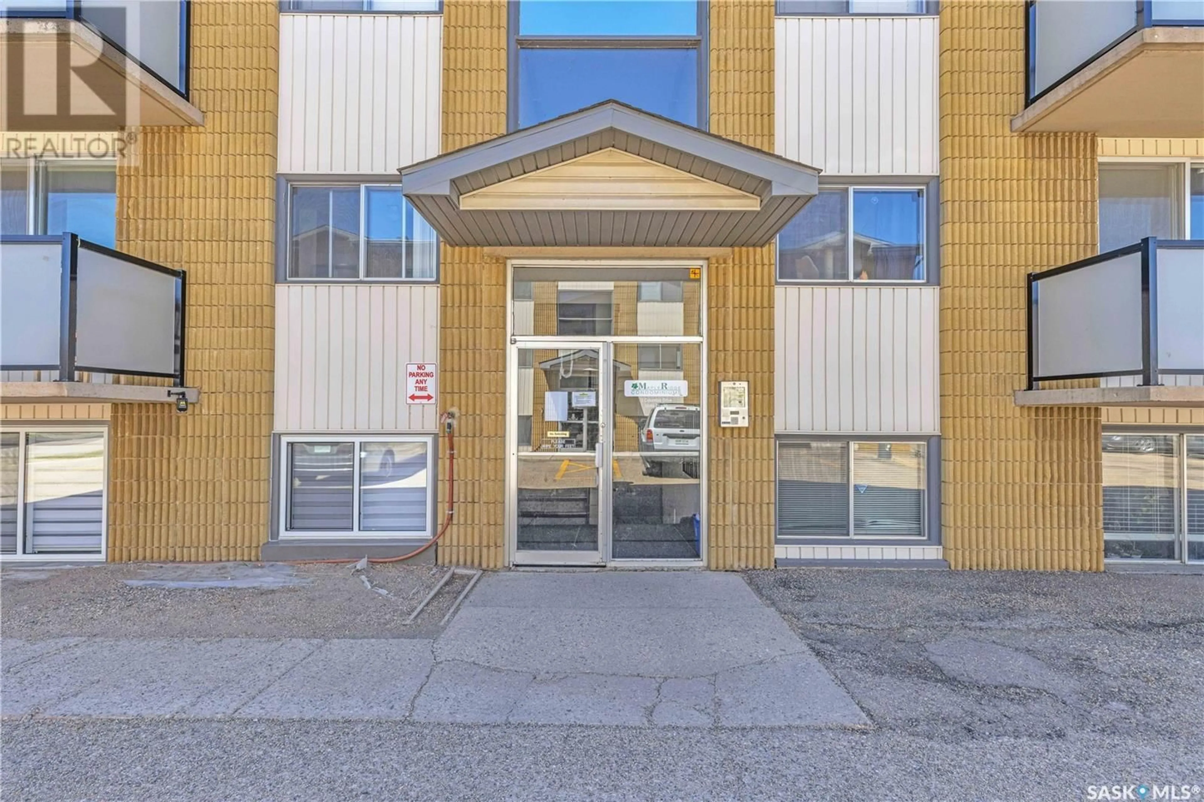 Indoor foyer for 3 - 79 COLUMBIA DRIVE, Saskatoon Saskatchewan S7K1E3