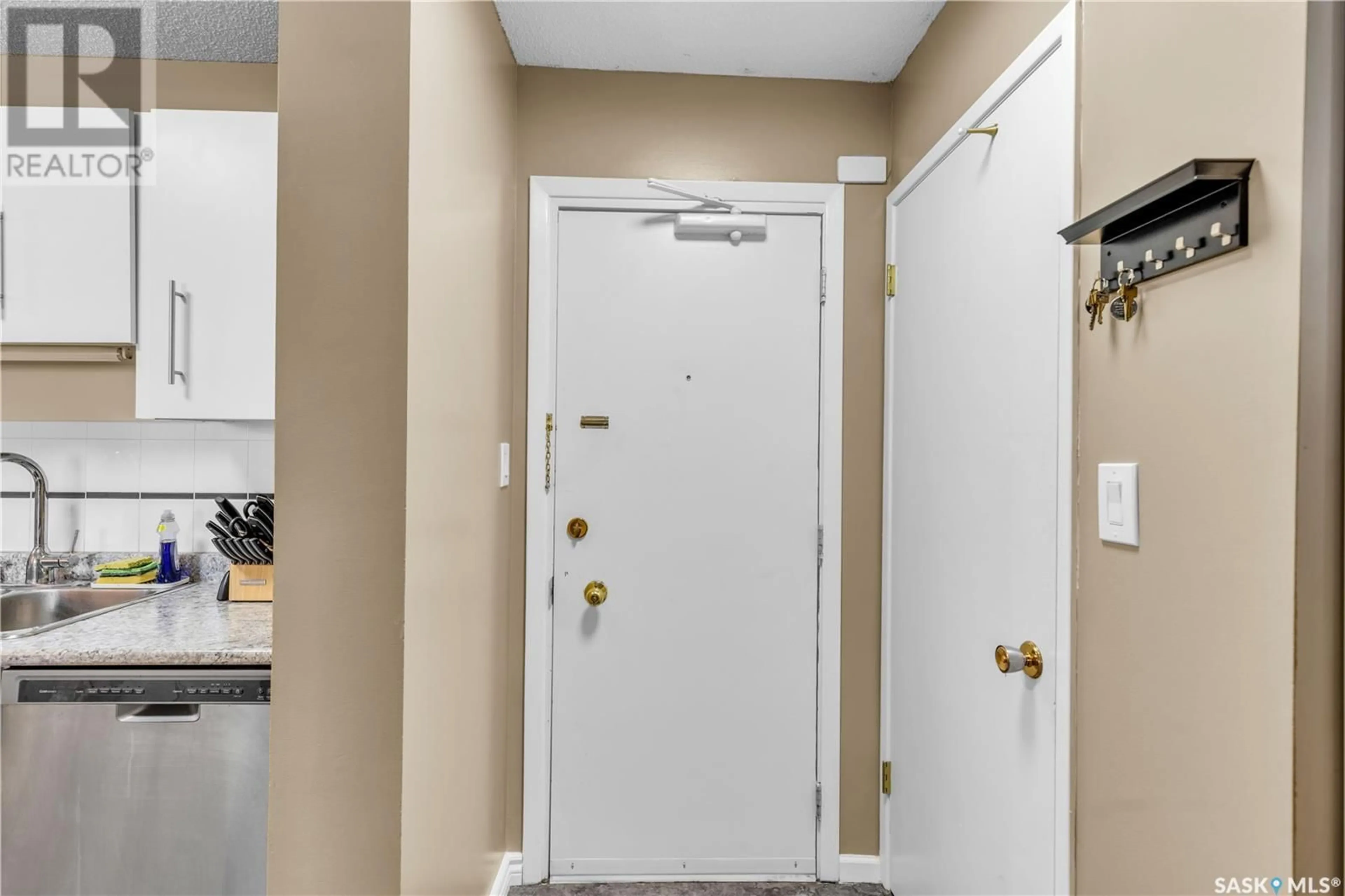 Indoor entryway for 3 - 79 COLUMBIA DRIVE, Saskatoon Saskatchewan S7K1E3