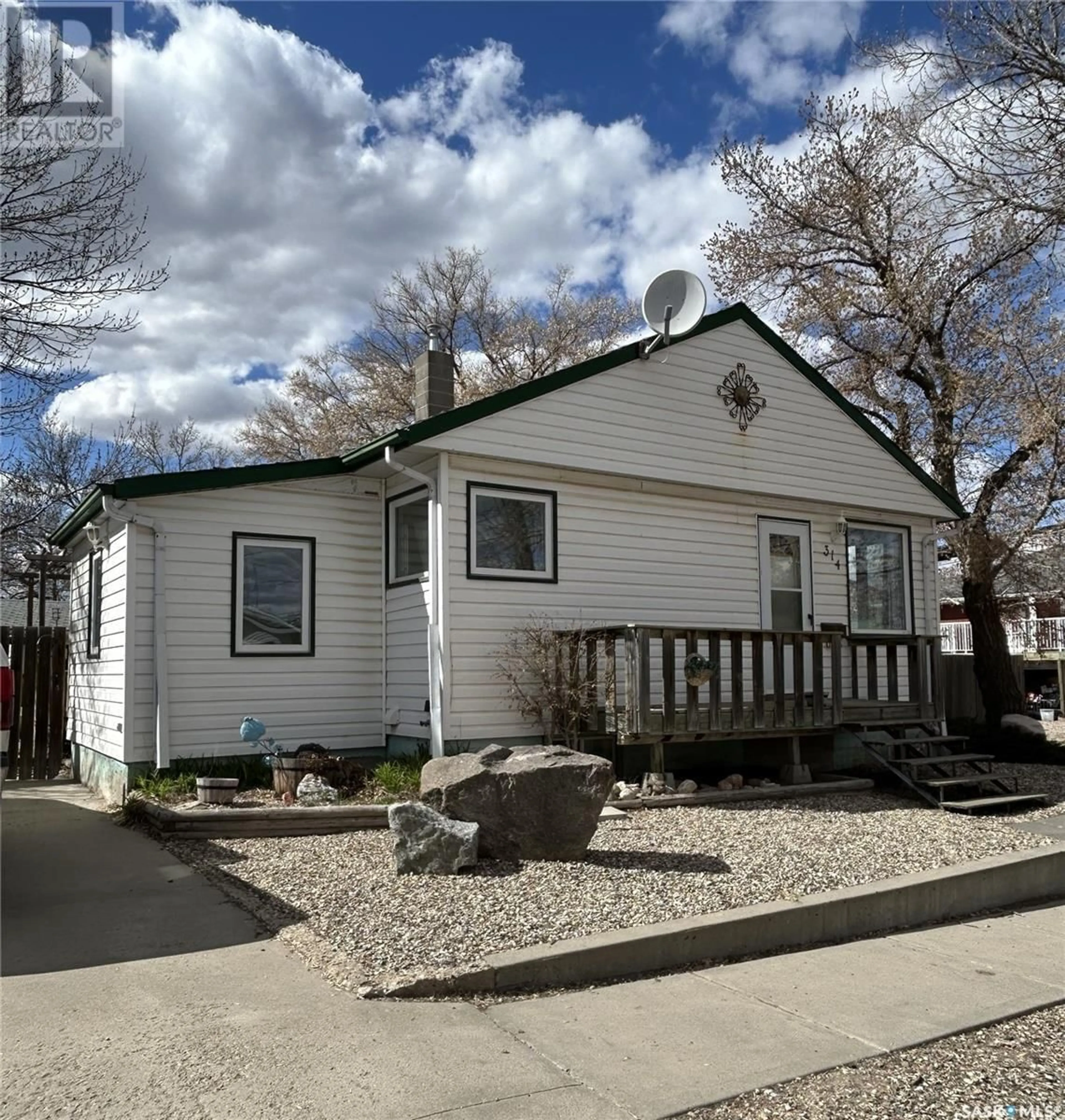 Home with vinyl exterior material, street for 314 14TH AVENUE, Estevan Saskatchewan S4A1E9