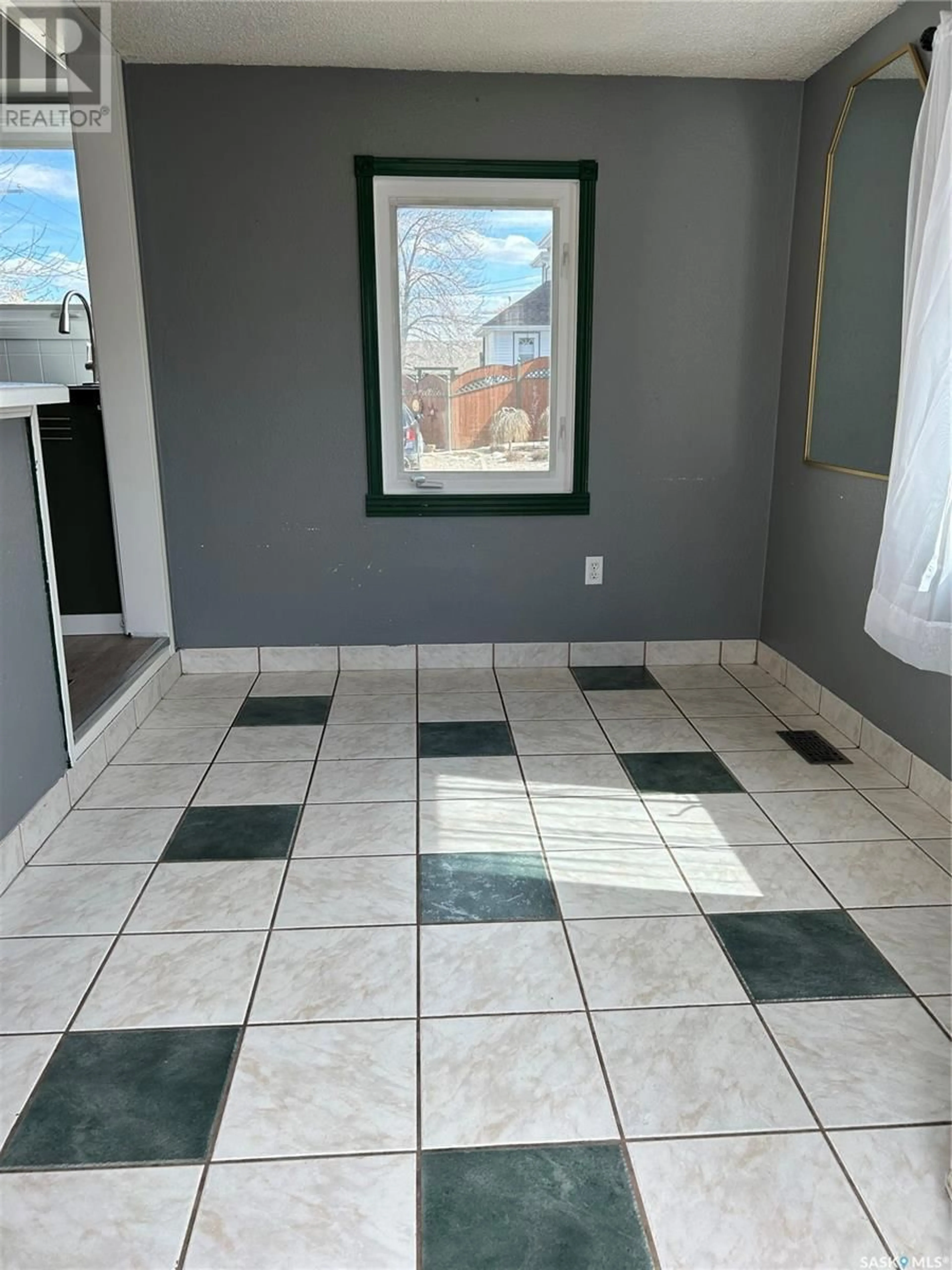 Unknown for 314 14TH AVENUE, Estevan Saskatchewan S4A1E9