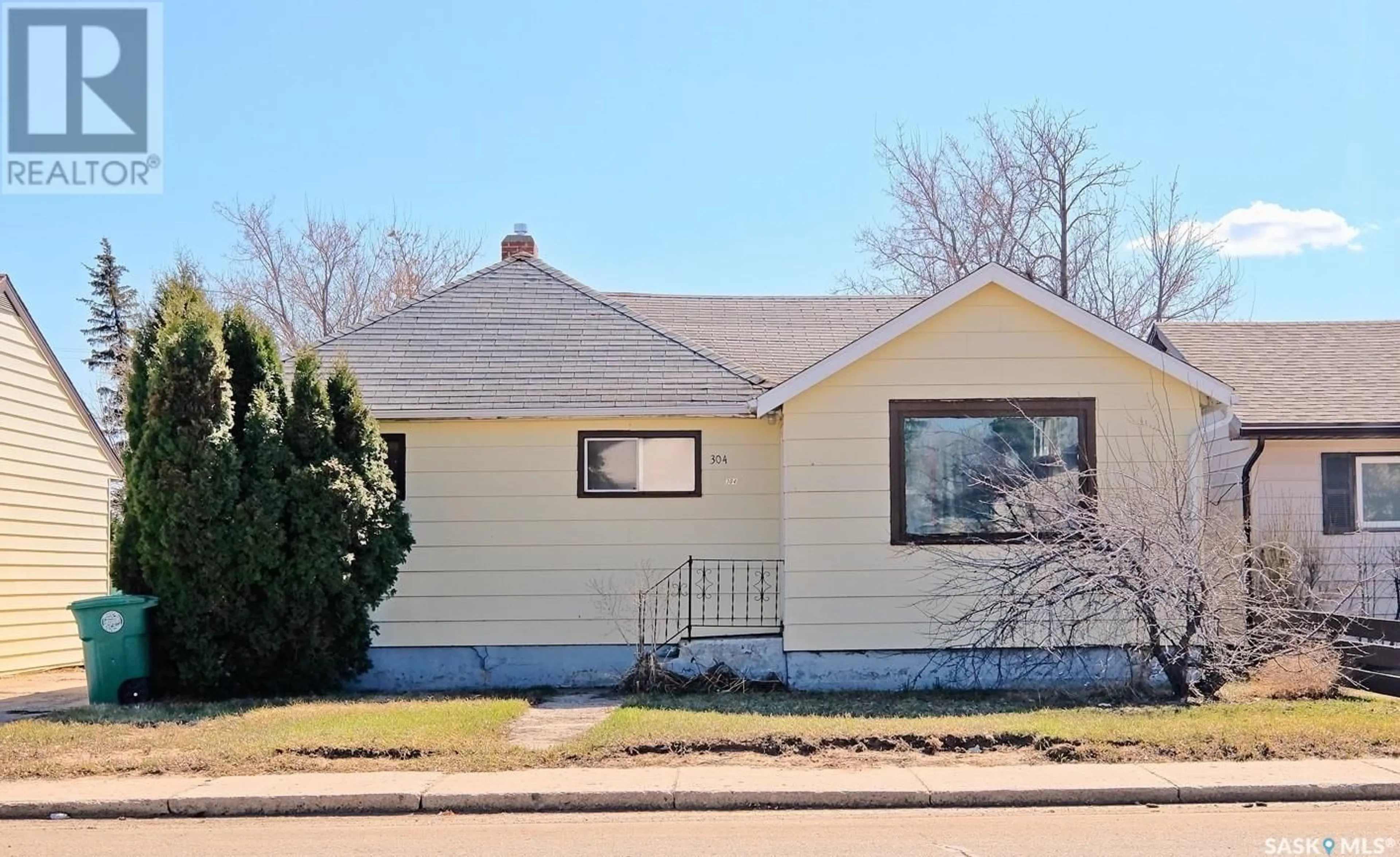 Home with vinyl exterior material, street for 304 6TH AVENUE, Biggar Saskatchewan S0K0M0