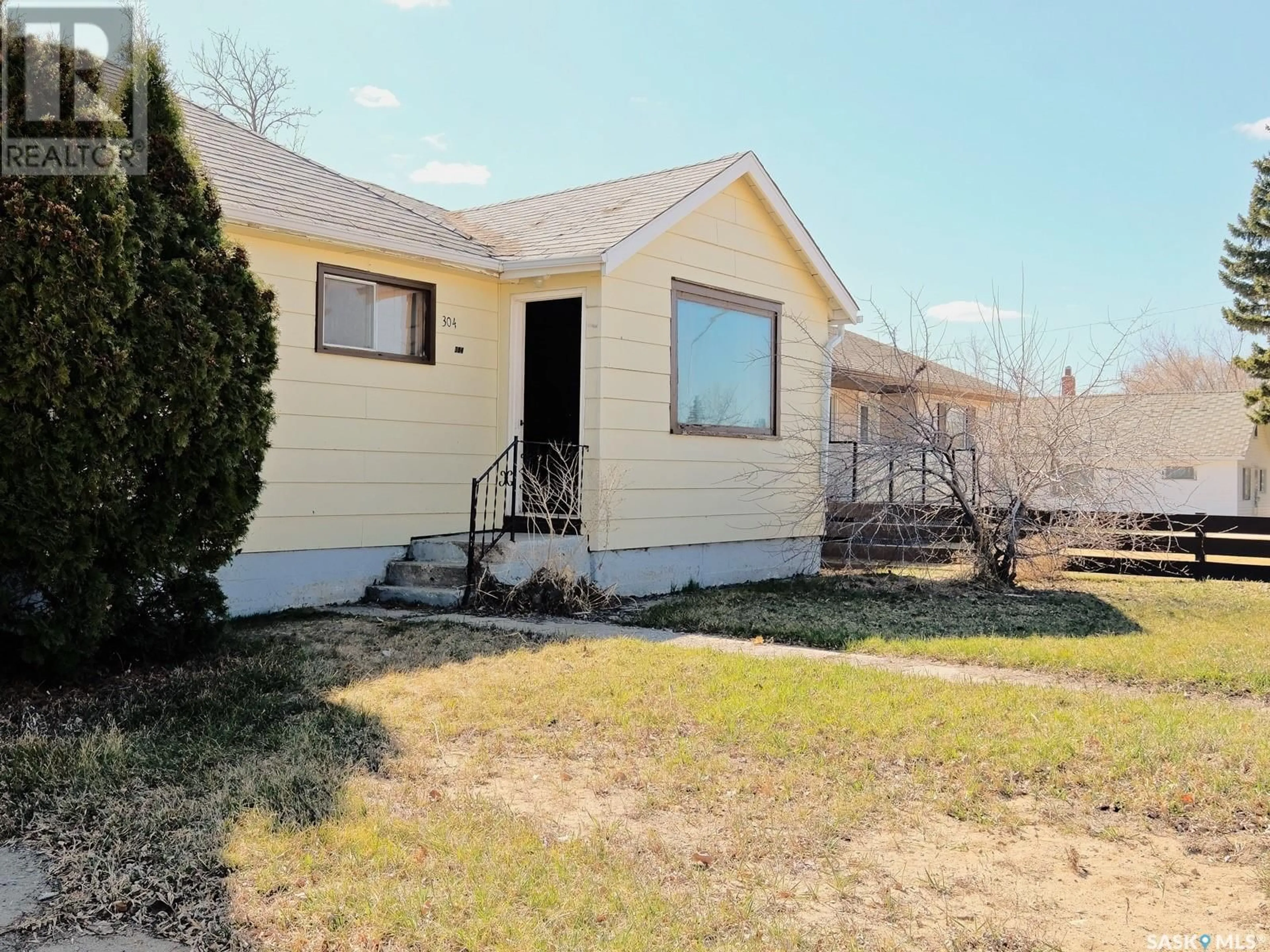 Home with vinyl exterior material, street for 304 6TH AVENUE, Biggar Saskatchewan S0K0M0