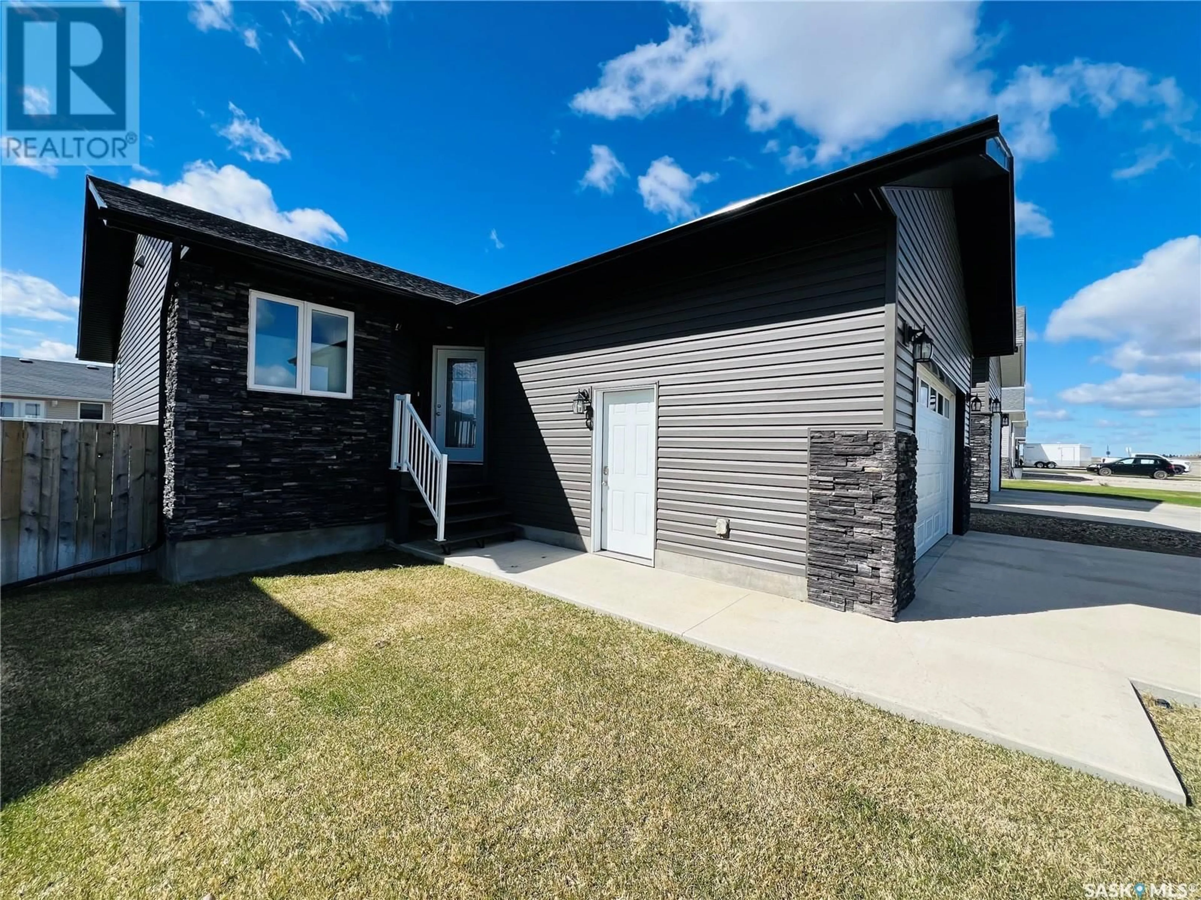 Home with vinyl exterior material, street for 808 BATTLEFORD TRAIL, Swift Current Saskatchewan S9H5R1