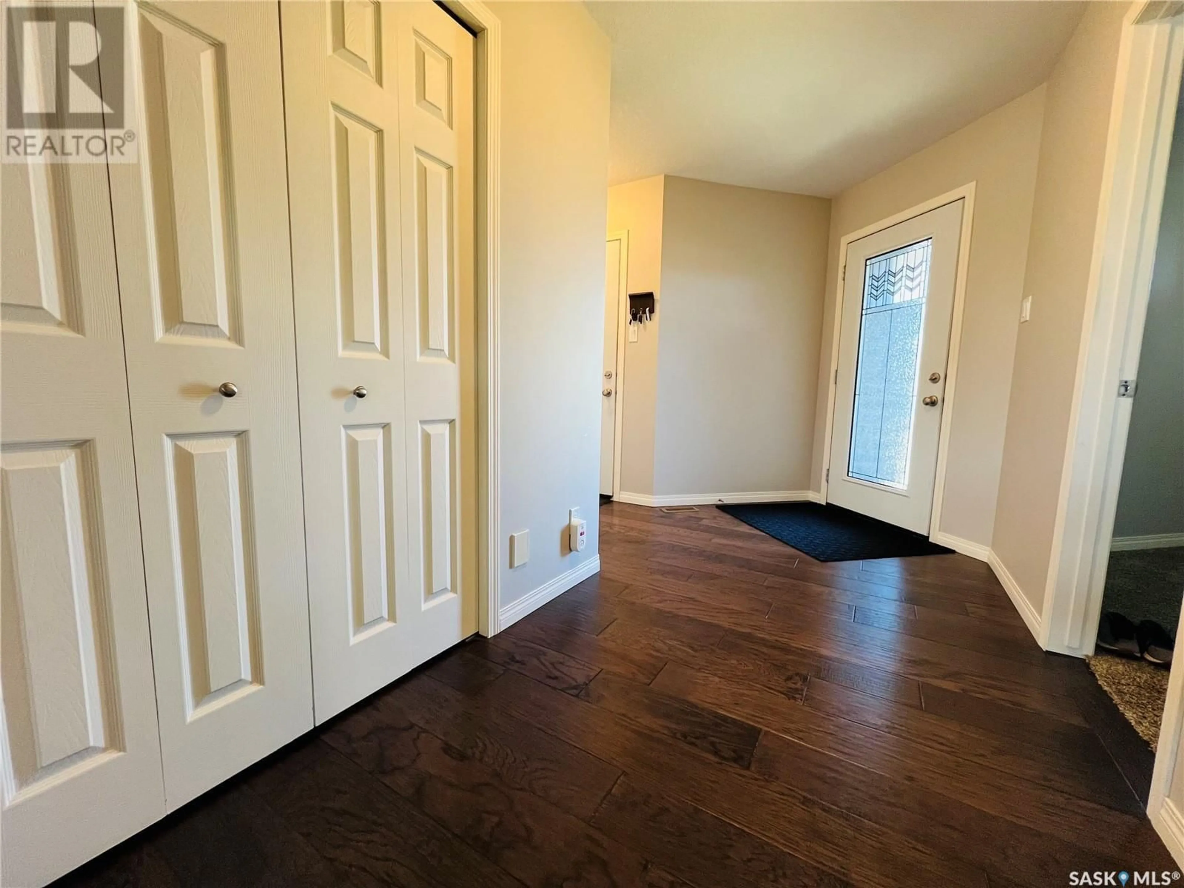 Indoor entryway for 808 BATTLEFORD TRAIL, Swift Current Saskatchewan S9H5R1