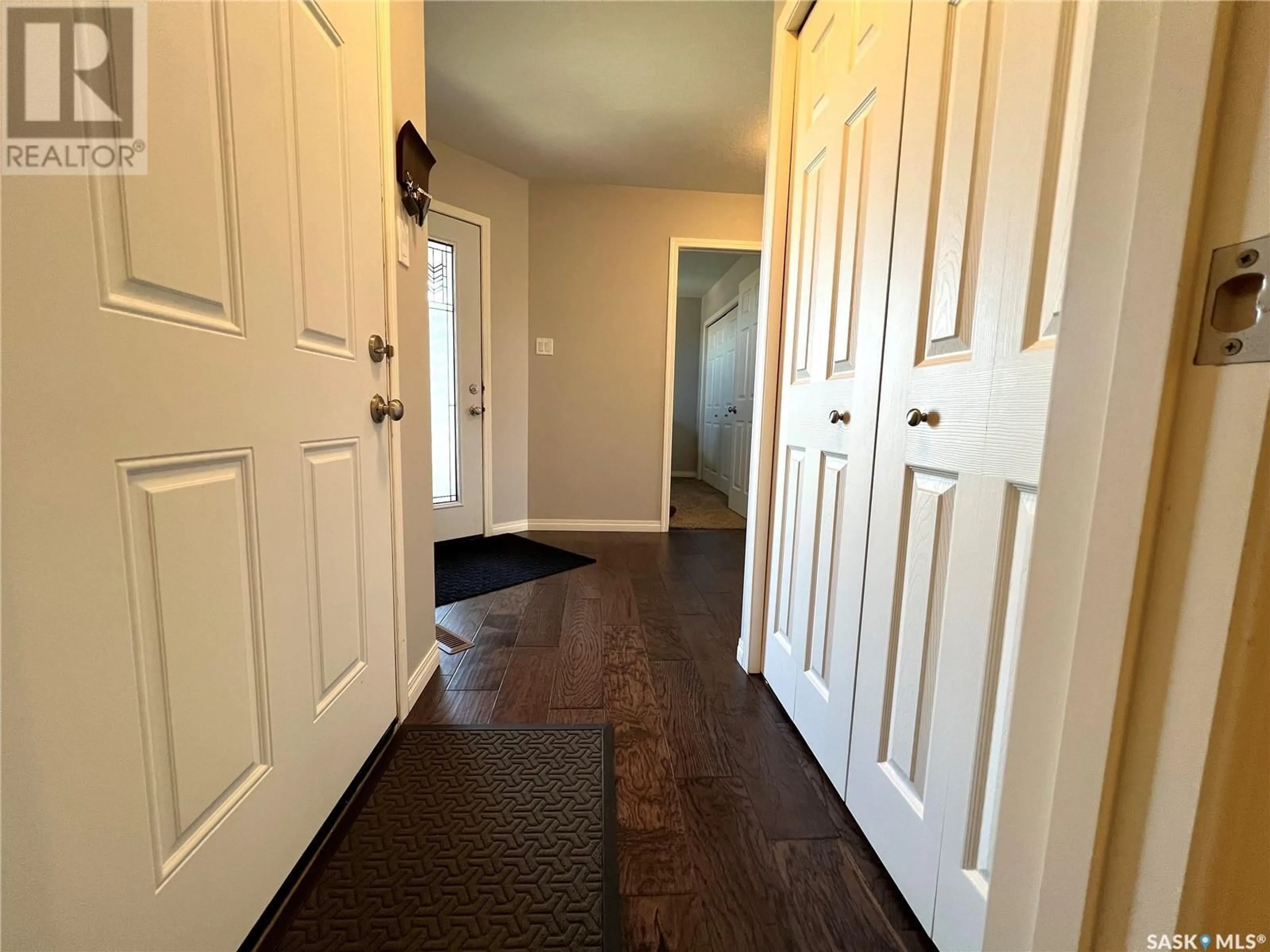 Indoor entryway for 808 BATTLEFORD TRAIL, Swift Current Saskatchewan S9H5R1