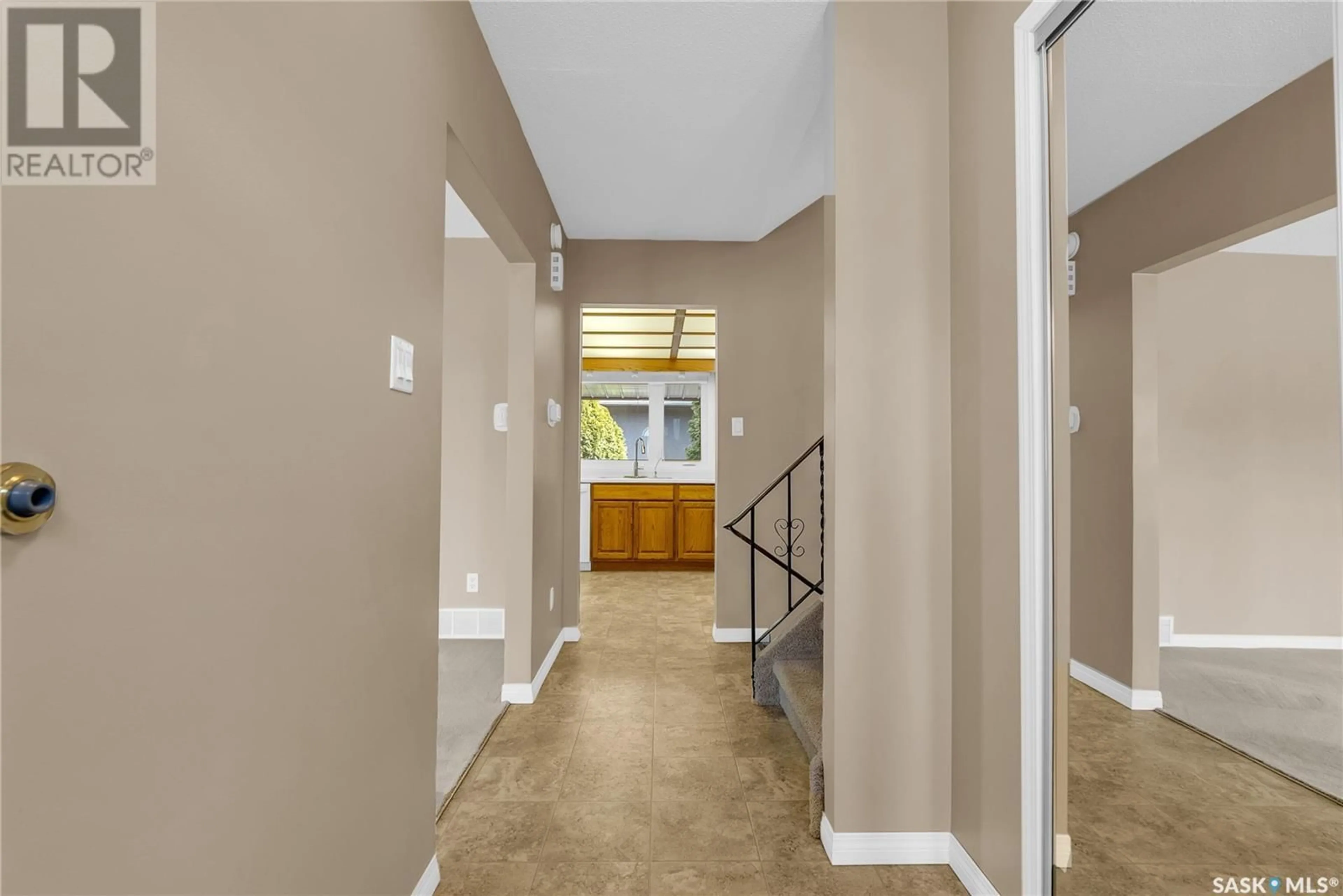 Indoor foyer for 42 RUPERT DRIVE, Saskatoon Saskatchewan S7K1B3