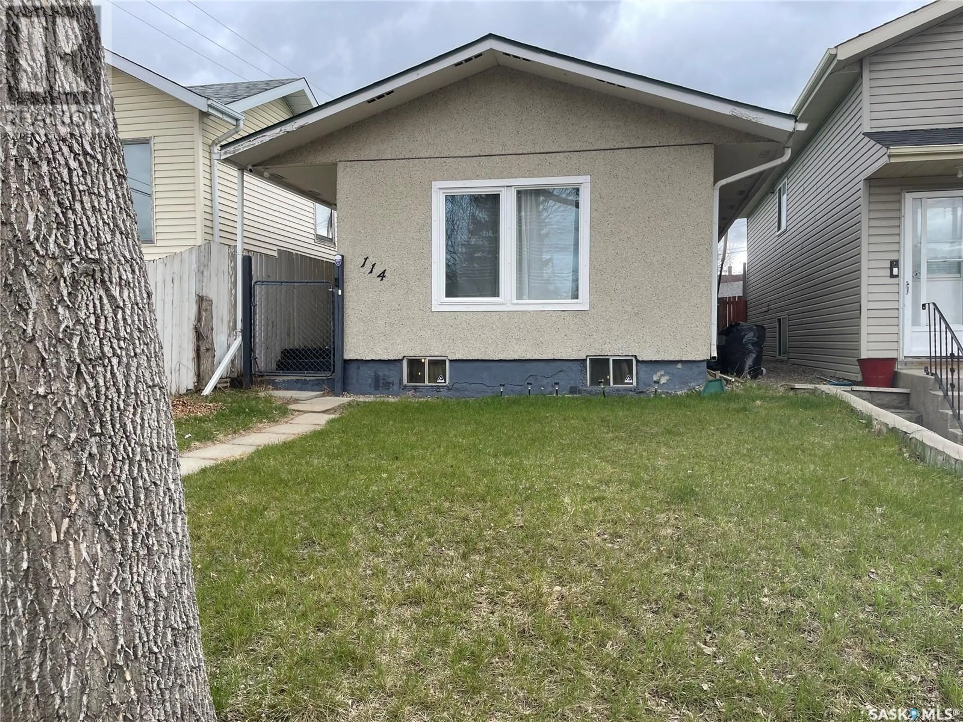Home with vinyl exterior material, street for 114 Q AVENUE, Saskatoon Saskatchewan S7M2Y1