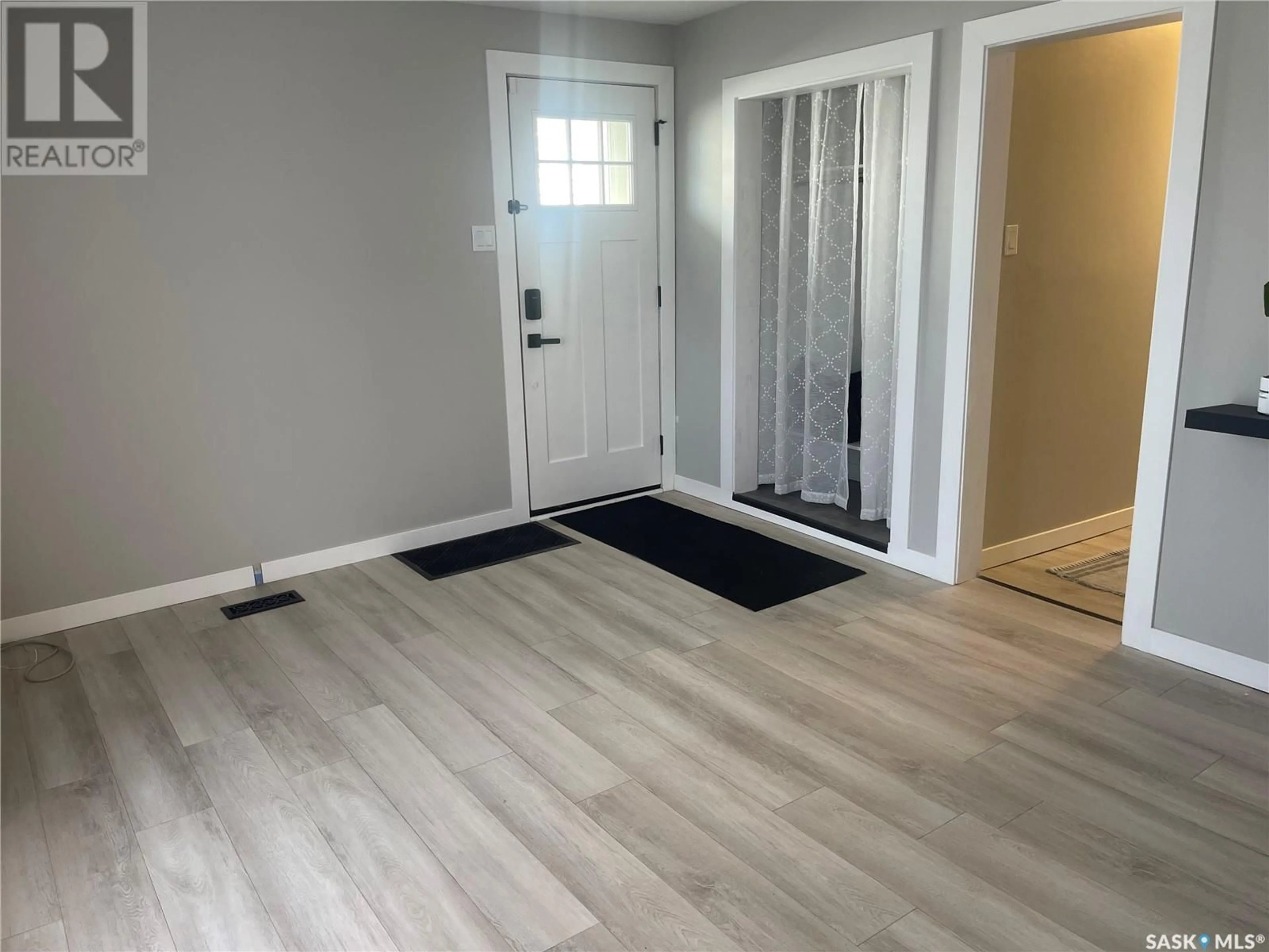 Indoor entryway for 114 Q AVENUE, Saskatoon Saskatchewan S7M2Y1